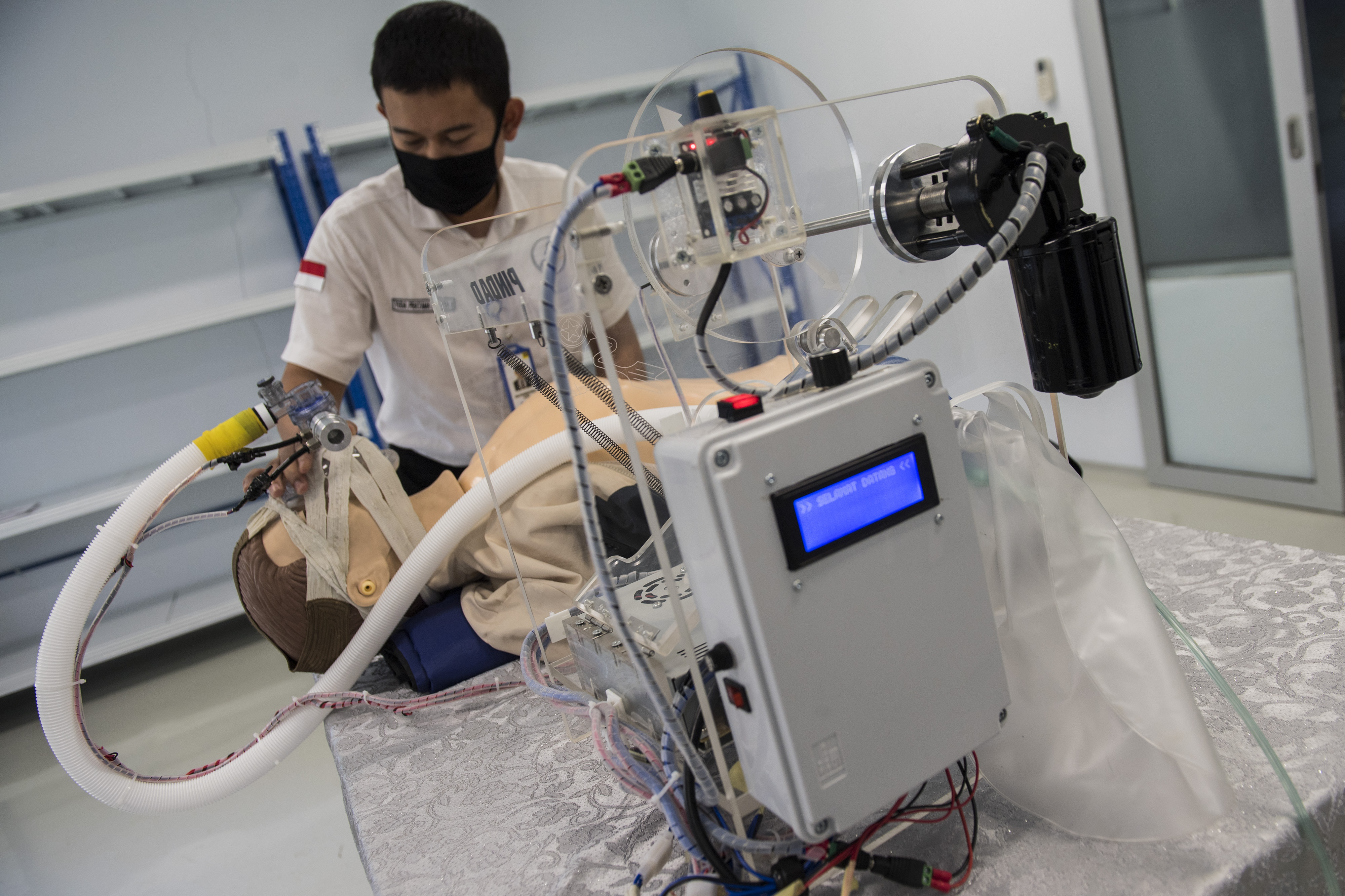 VENTILATOR PINDAD VRM: Karyawan menunjukkan penggunaan Pindad Ventilator Resusitator Manual (VRM) buatan dalam negeri, di Bandung.