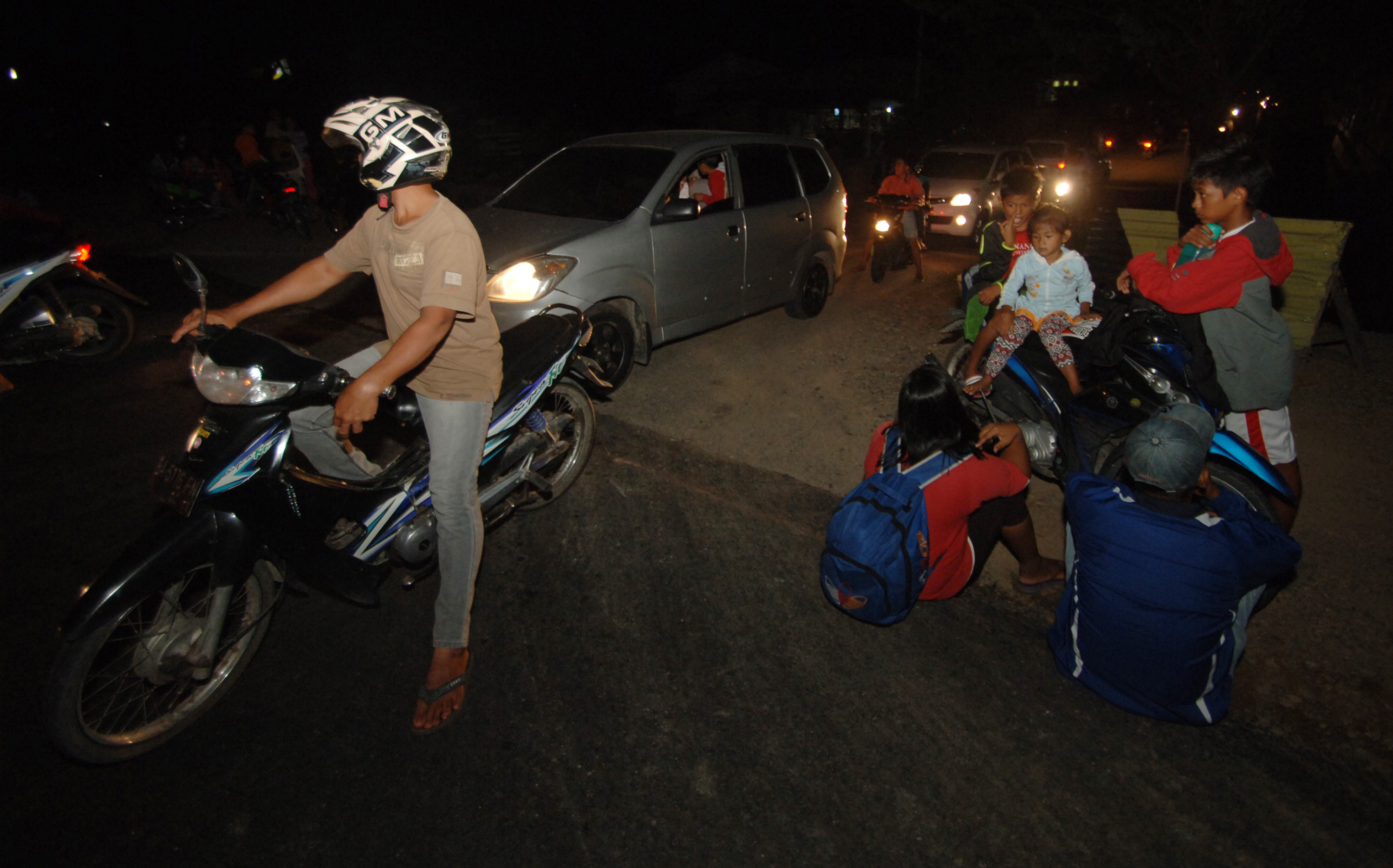 MENGUNGSI: Warga mengungsi setelah terjadinya gempa berpotensi tsunami di Kota Padang, Sumatra Barat, Rabu (2/3).