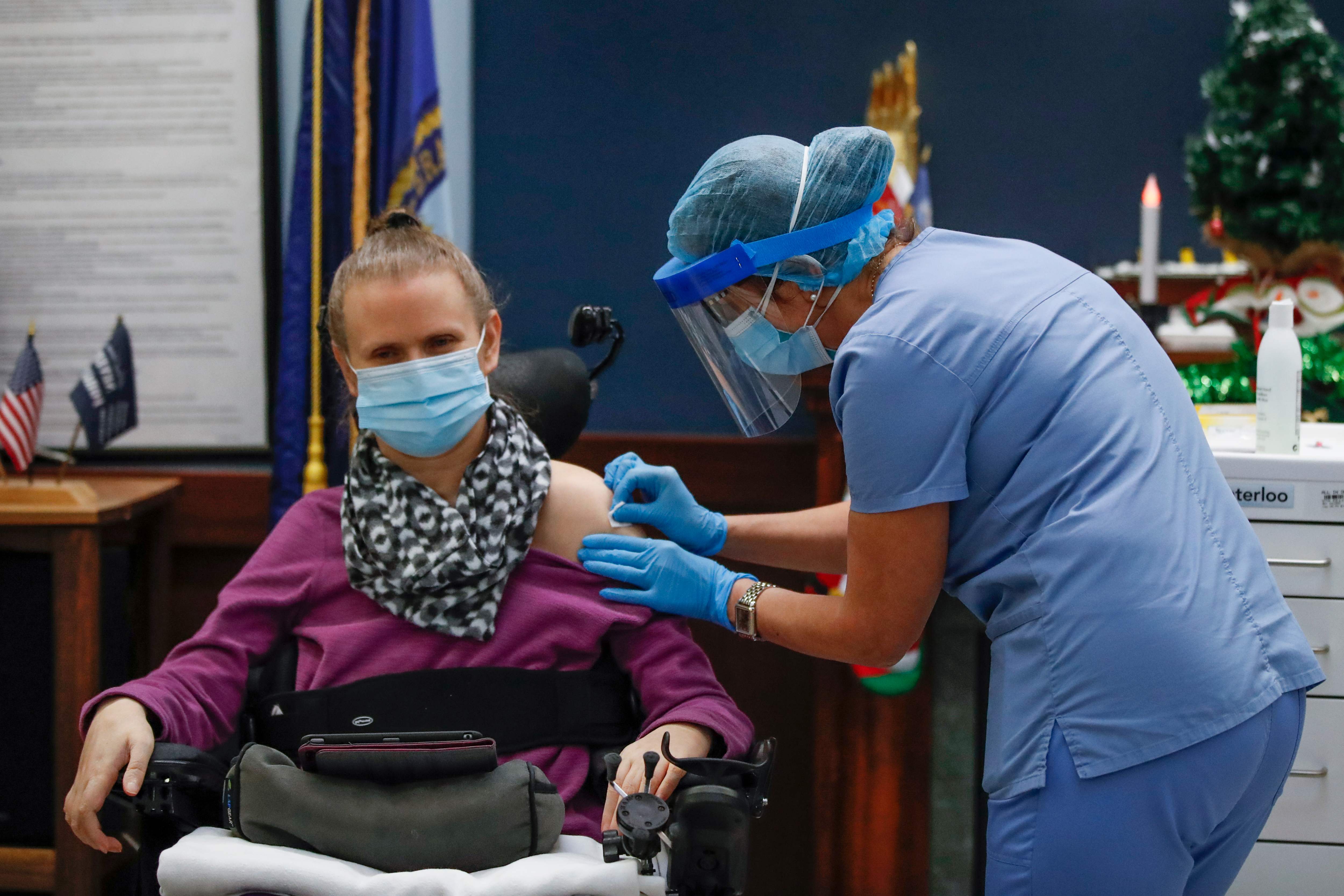 Seorang vetaran Melissa Ann Klocker divaksin Phizer-BioNTech Covid-19 di Rumah Sakit Edward Hines, Jr. VA, Hines, Illinois, AS.