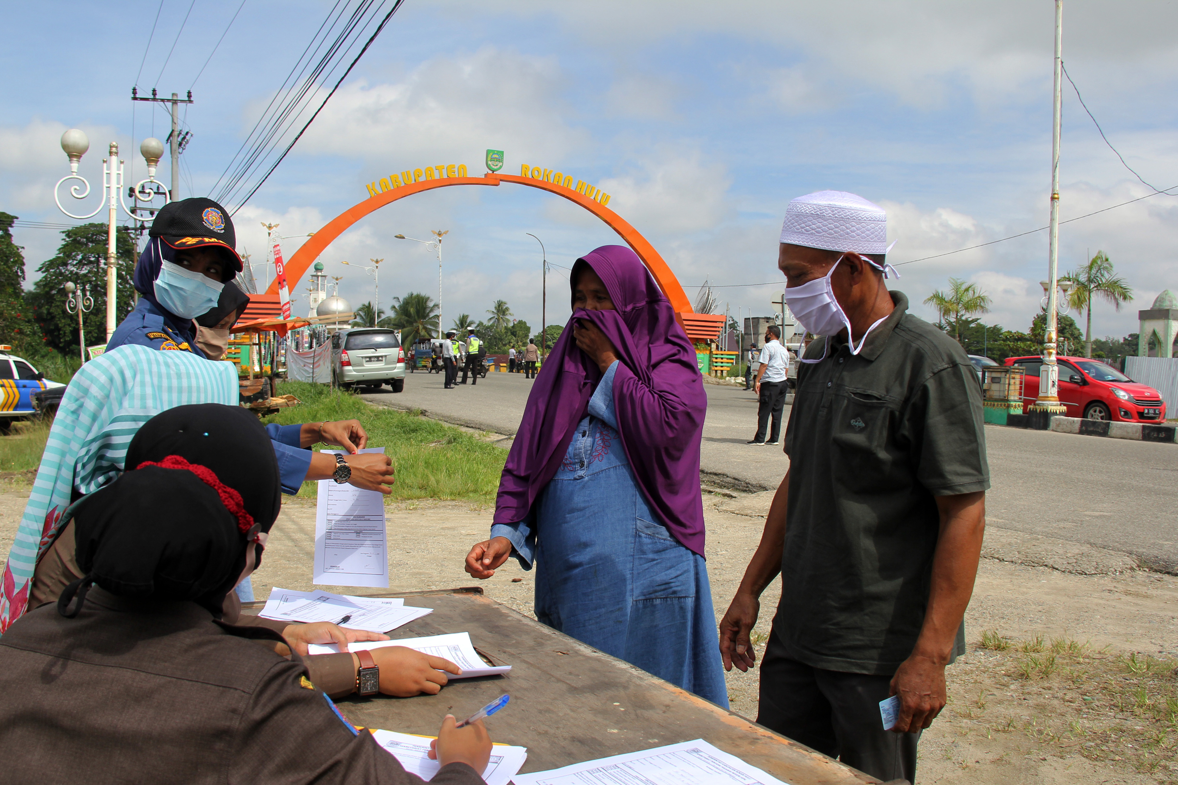 Petugas mendata warga yang tidak memakai masker saat razia di Kota Pasir Pengaraian, Rokan Hulu, Riau, Minggu (29/11).