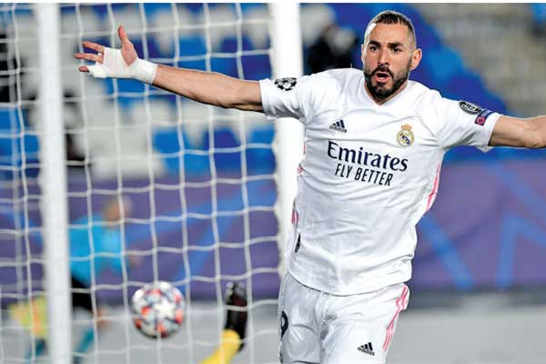 Striker Real Madrid Karim Benzema meluapkan kegembiraan setelah mencetak gol keduanya ke gawang Borussia Moenchengladbach