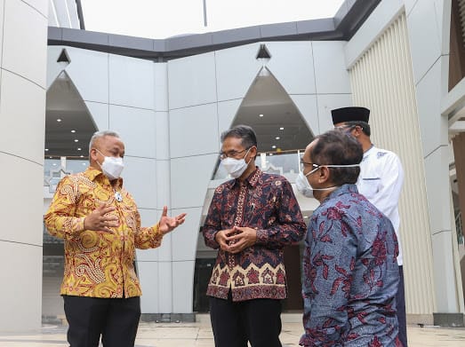 Dirut Pelindo III U Saefudin Noer berbincang dengan Rektor UGM Panut Mulyono seusai penyerahan bantuan pembangunan masjid.