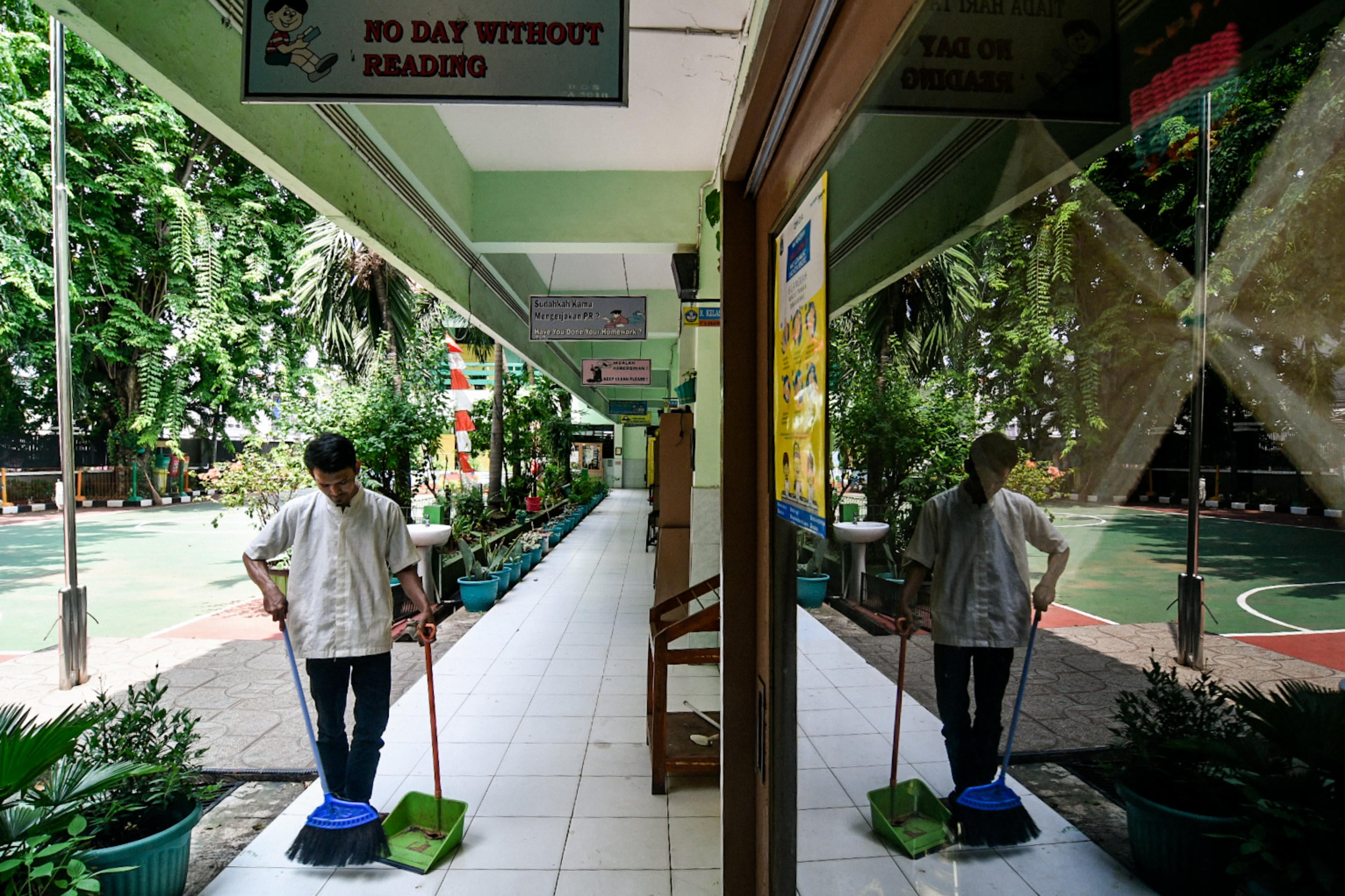 Petugas sekolah mempersiapkan sejumlah fasilitas di kawasan Sekolah Dasar Negeri 03 Kota Bambu, Tanah Abang, Jakarta, Jumat, (20/11).