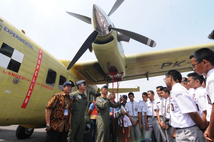 Seorang pilot menjelaskan pesawat N219 kepada sejumlah siswa di Lanud Adi Soemarmo, Jawa Tengah.   