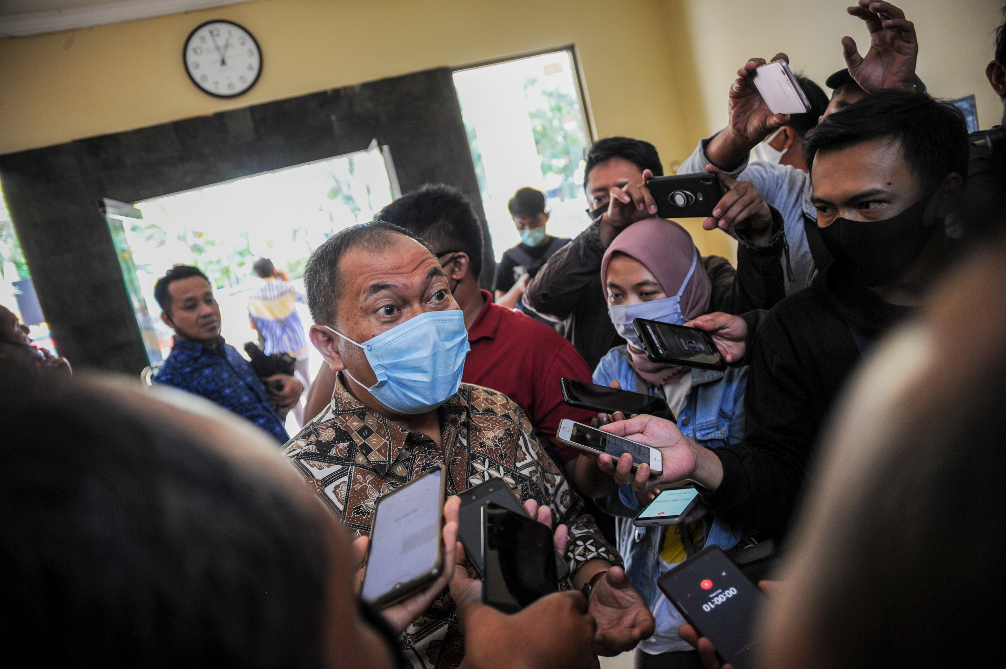 Wali Kota Bandung Oded M Danial (tengah)