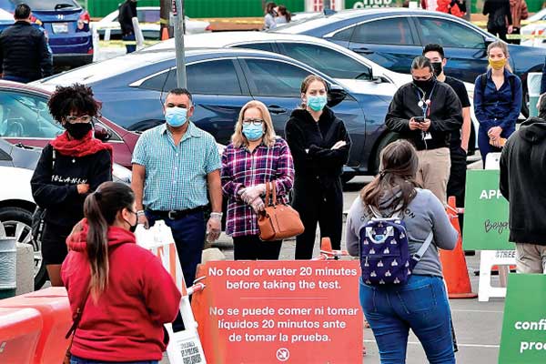 Antrean warga Amerika untuk menjalani tes usap covid-19 di Los Angeles, California, AS, kemarin