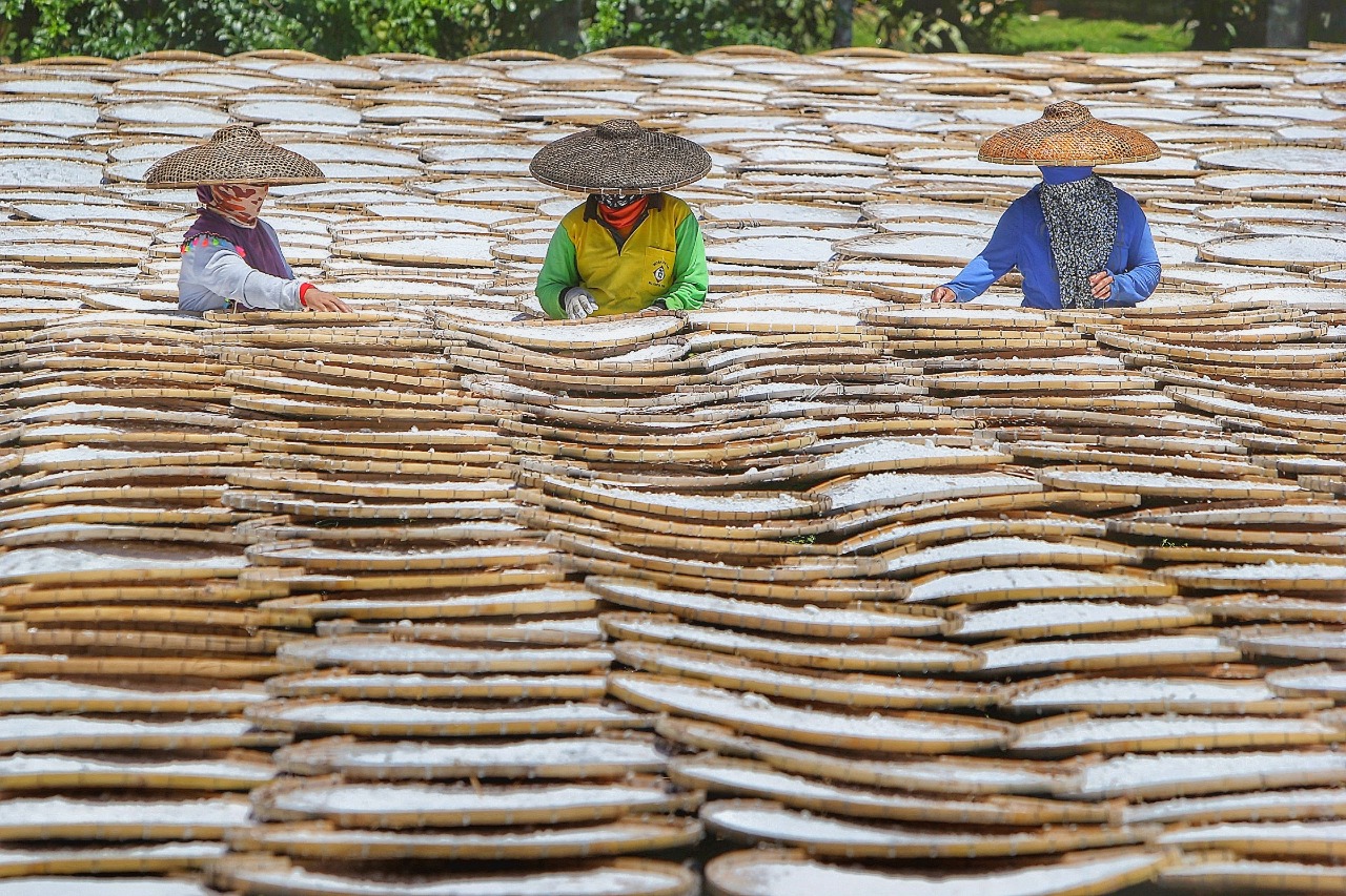 Pelaku usaha mikro mendapat bantuan dari BRI melalui Bantuan Produktif Usaha Mikro (BPUM).