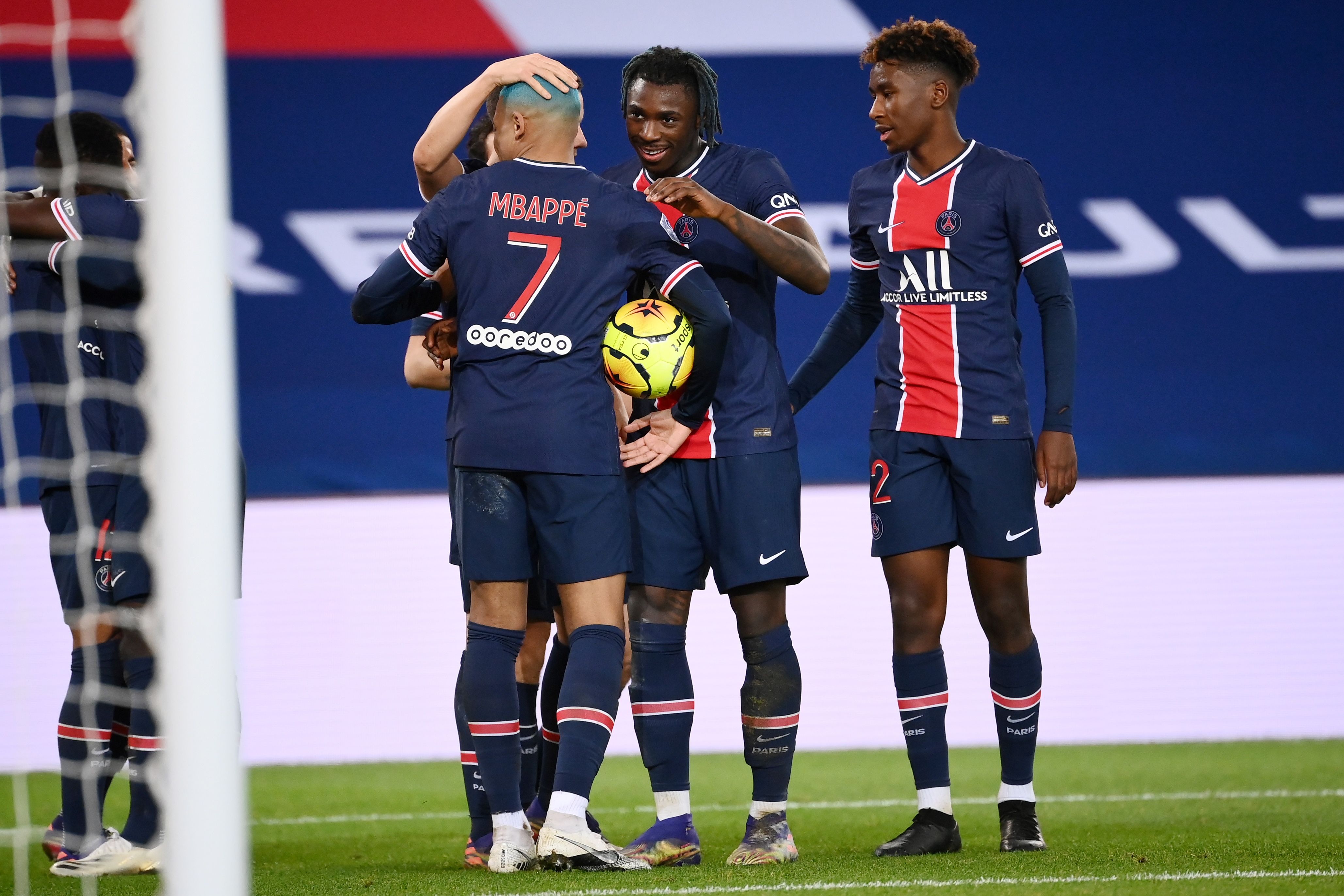 Para pemain PSG melakukan selebrasi usai mencetak gol ke gawang Lorient di laga Ligue 1.