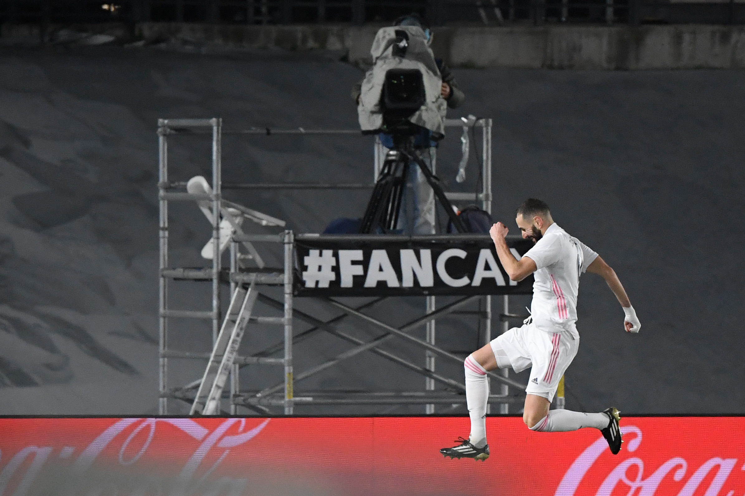 Karim Benzema merayakan golnya di akhir laga Real Madrid