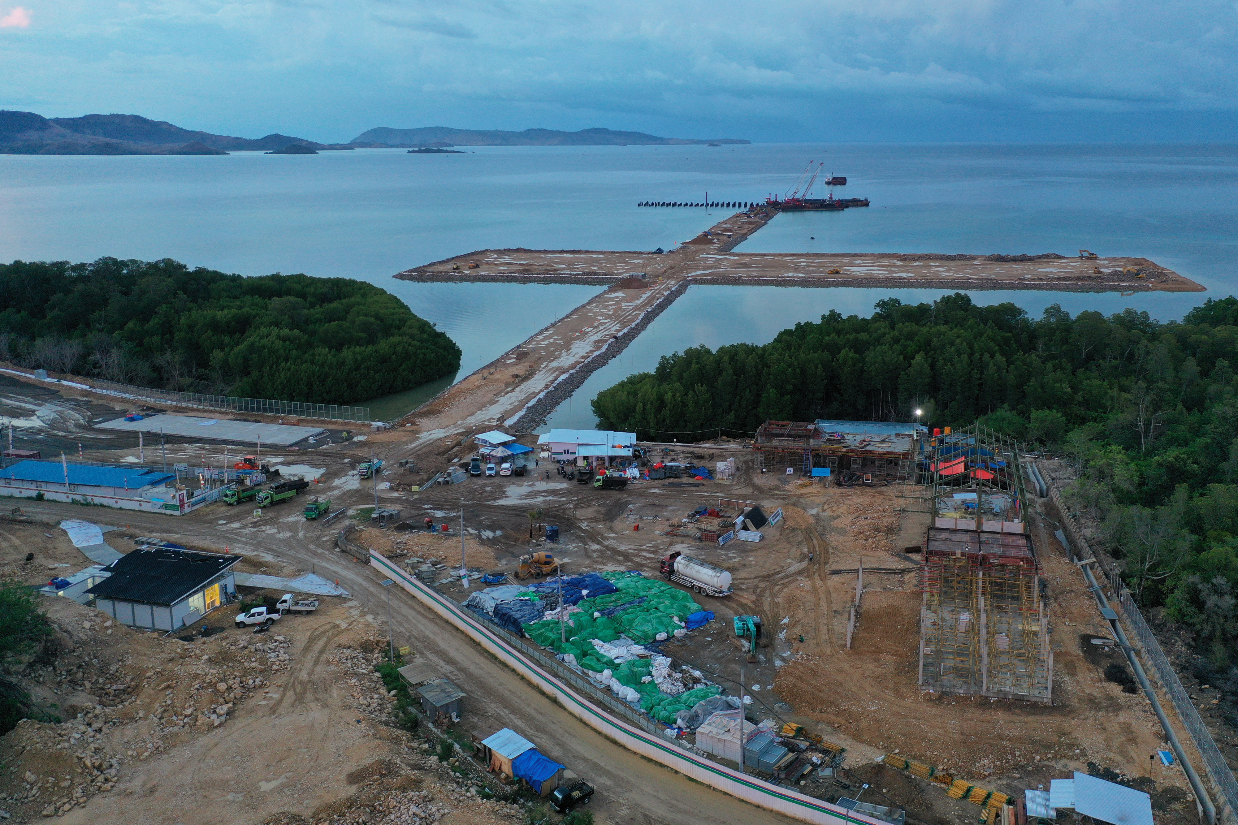 Foto udara proyek pembangunan Pelabuhan Multipurpose Wae Kelambu di Labuan Bajo, NTT.