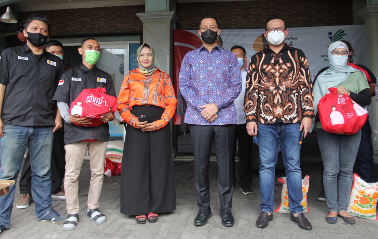 Menteri Sosial Menteri Juliari P Batubara dan Yayasan Peduli Jurnalis Indonesia (YPJI).