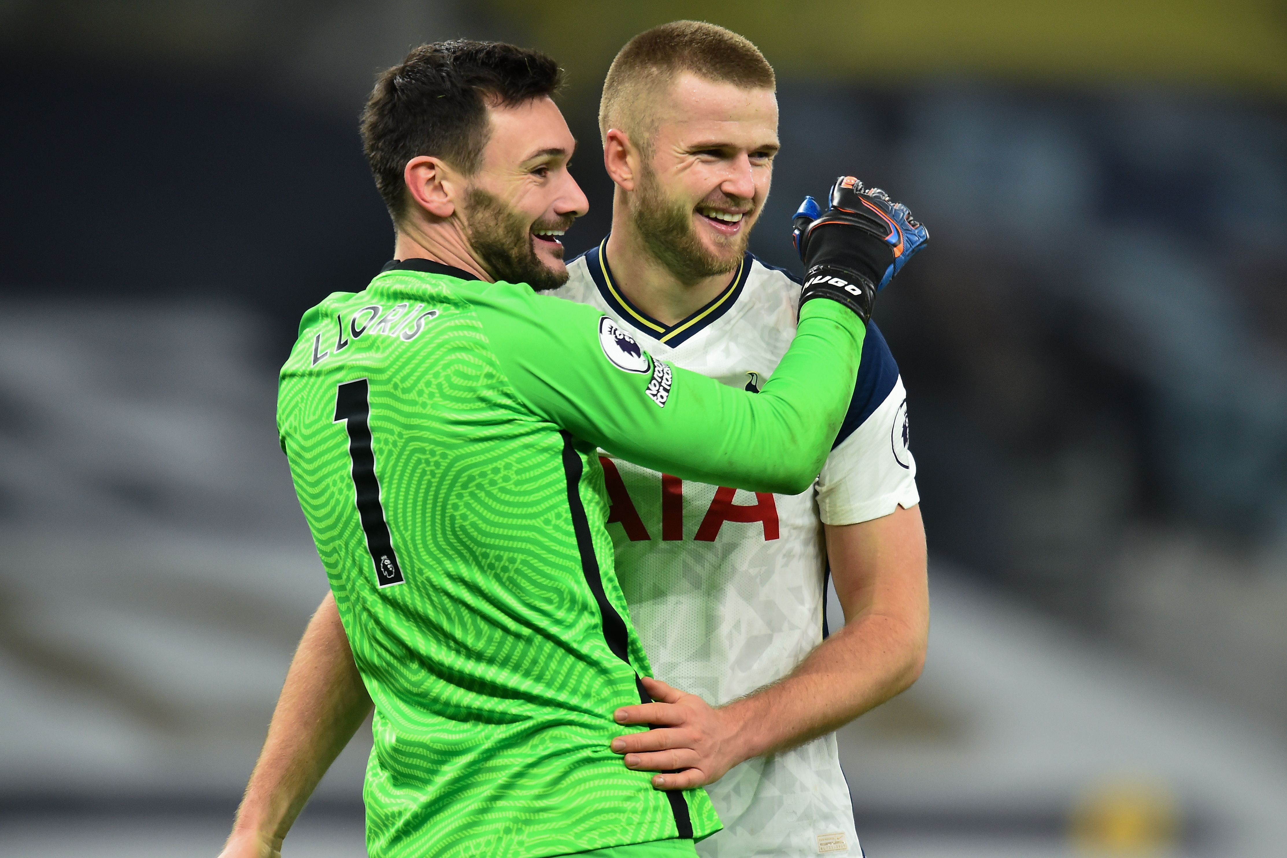 Penjaga gawang Tottenham Hotspur, Hugo Lloris (kiri) bersama penyerang Eric Dier merayakan kemenangan 2-0 atas Arsenal di kandang Tottenham.