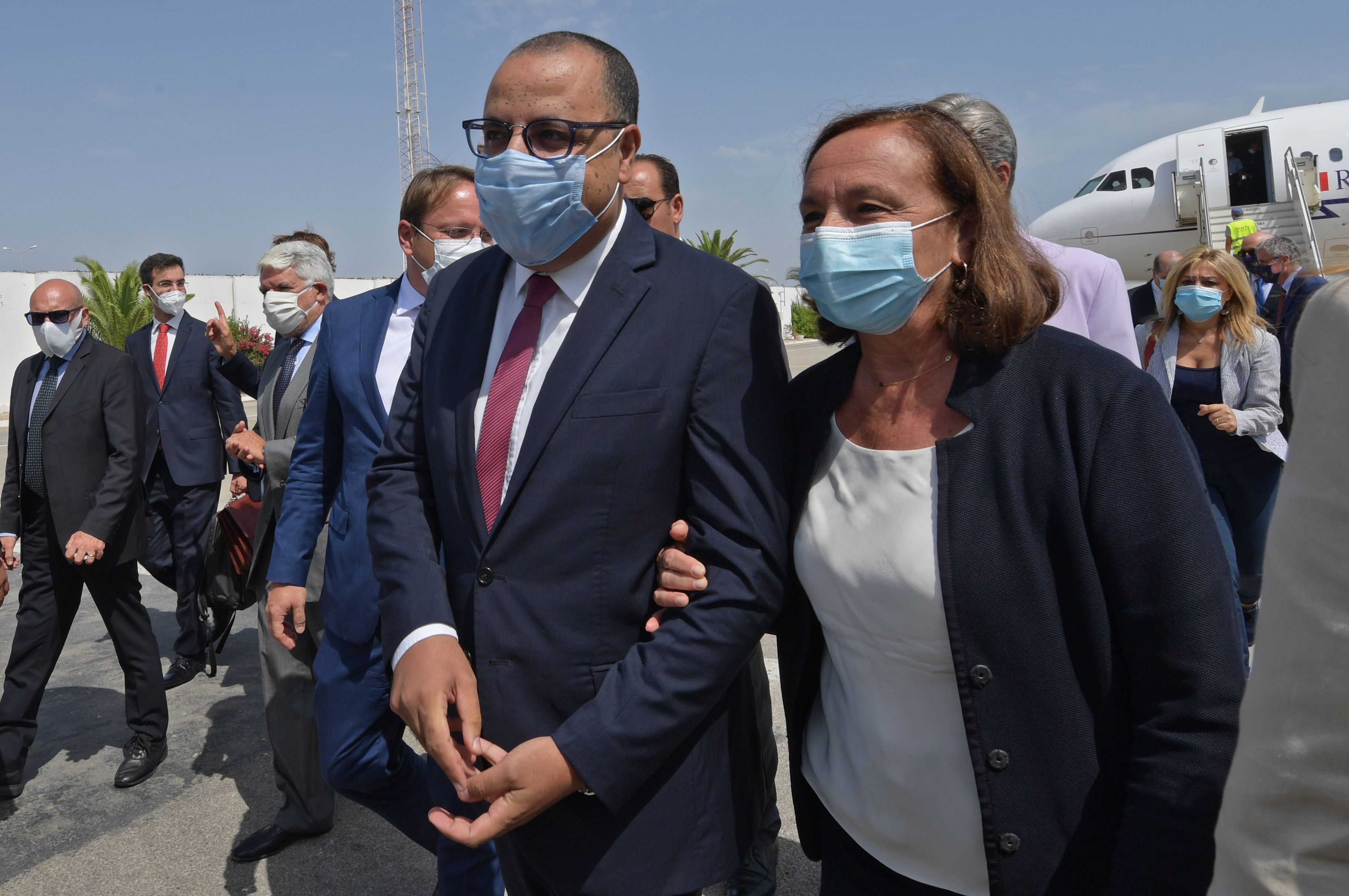 Mendagri Italia Luciana Lamorgese (kanan) bertemu PM Tunisia Hichem Mechich  saat berkunjung ke Tunisia, 17 Agustus 2020.