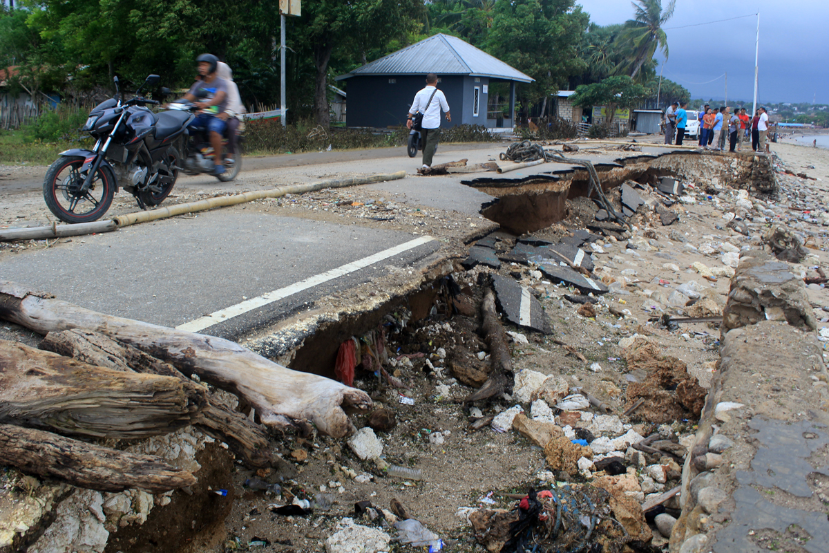 Jalan nyaris putus diterjang gelombang tinggi, di pesisir pantai wisata Kelurahan Oesapa, Kota Kupang, Nusa Tenggara Timur.