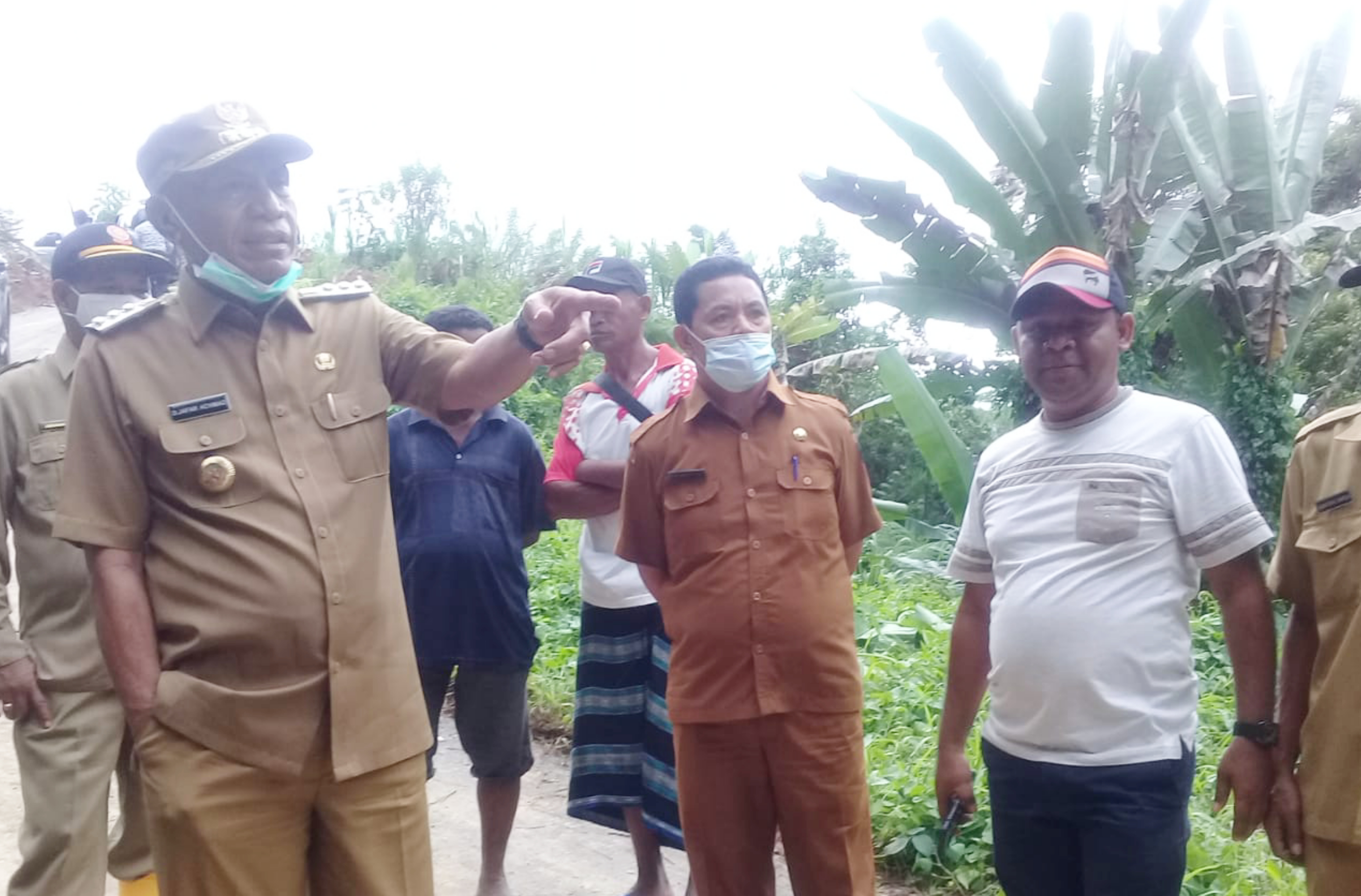 Bupati Ende Djafar Achmad bersama Forkompinda meninjau lokasi longsor di Kecamatan Ende, Selasa (8/12/2020)