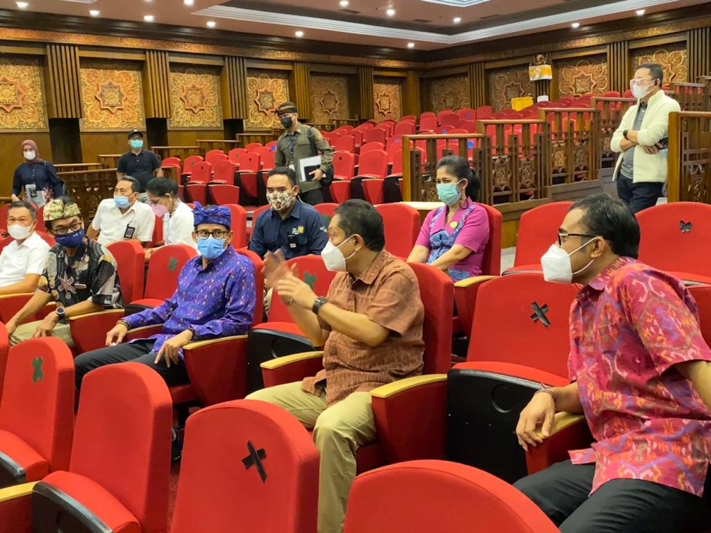 Menparekraf Sandiaga Salahudin Uno (pakai destar) saat mendengarkan penjelasan Walikota Denpasar, IB Rai Dharmawijaya Mantra.