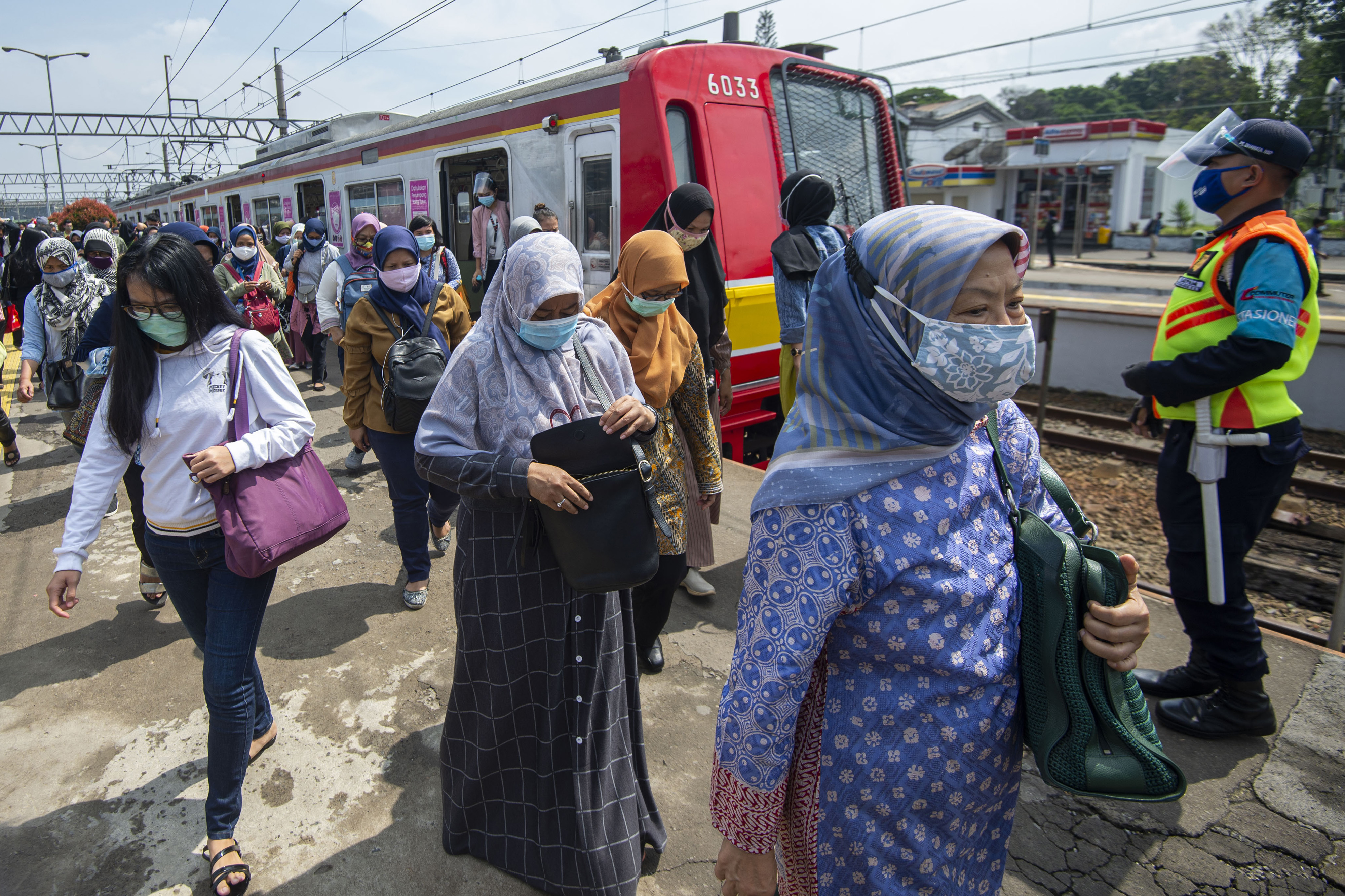 Sejumlah penumpang berjalan usai turun dari rangkaian kereta rel listrik (KRL) Commuterline di Stasiun KA Bogor, Kota Bogor, Jawa Barat.