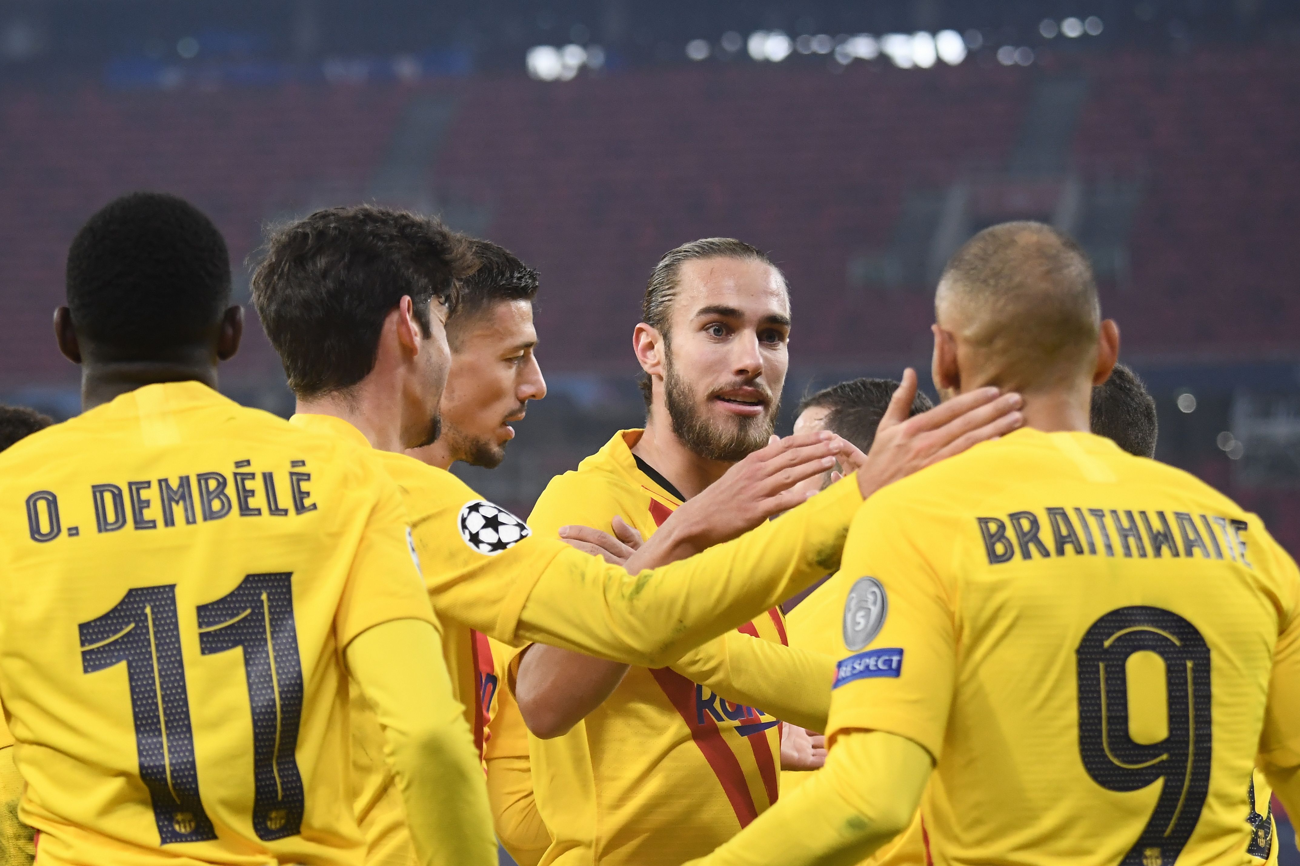 Para pemain Barcelona melakukan selebrasi usai mencetak gol ke gawang Ferencvaros di laga Liga Champions.