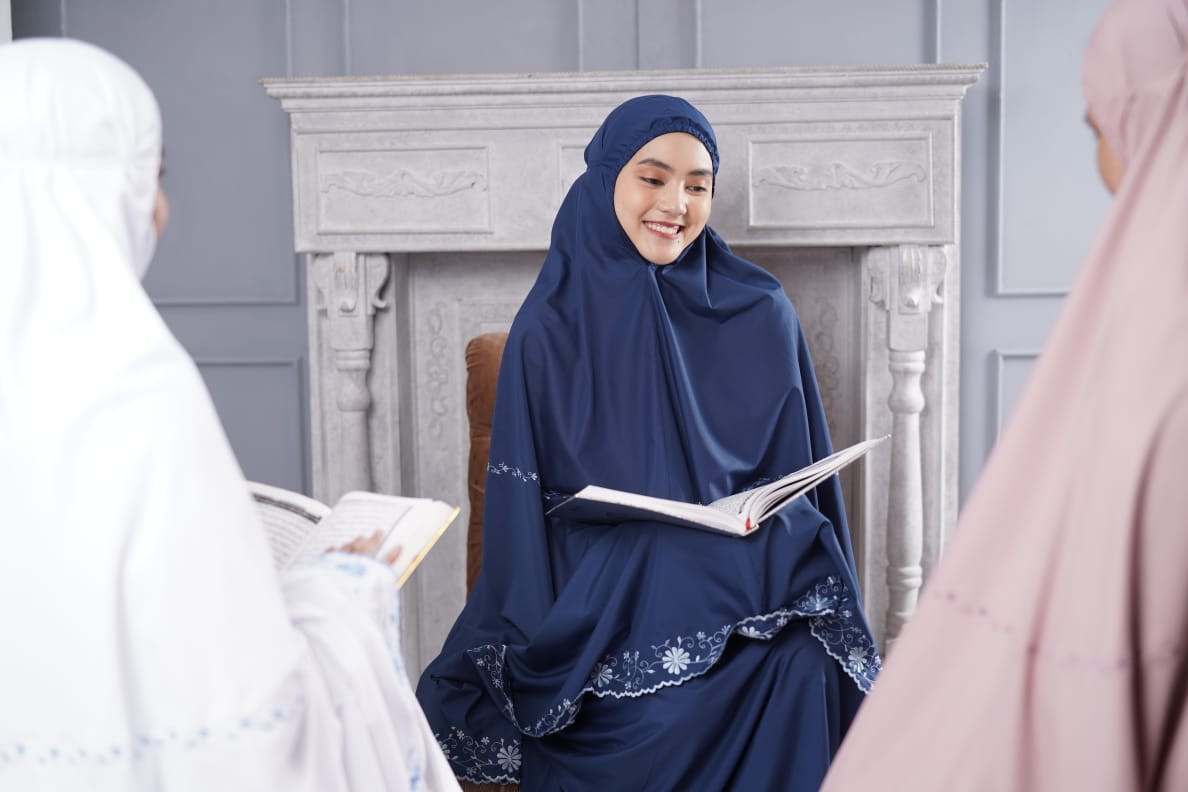 Model mengenakan mukena Siti Khadijah.