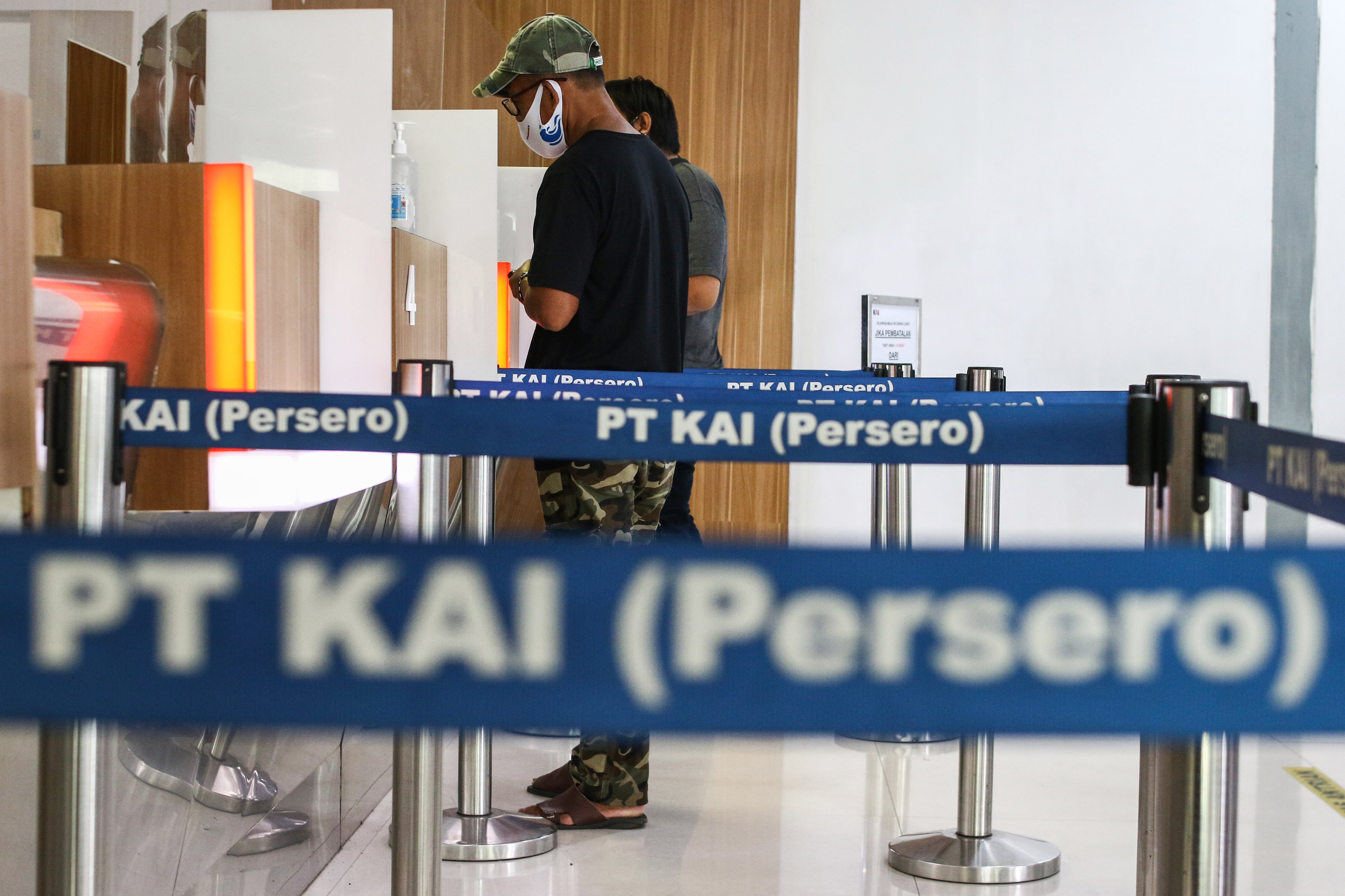 Calon penumpang menunggu antrean di loket Stasiun Pasar Senen, Jakarta. 