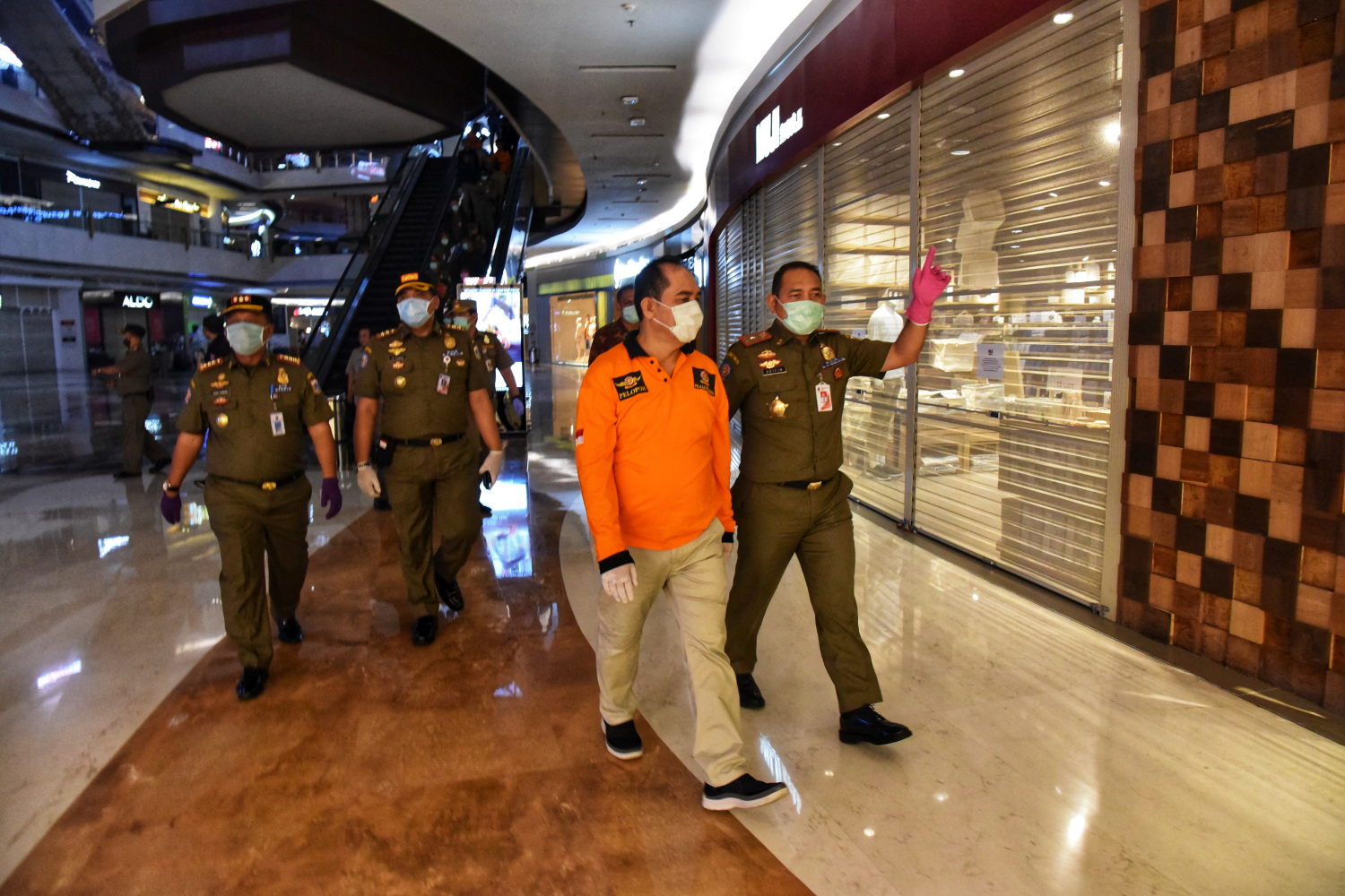 Satpol PP DKI Jakarta inspeksi penutupan sementara tempat usaha hiburan di Jakarta Selatan, Selasa (24/3/2020).