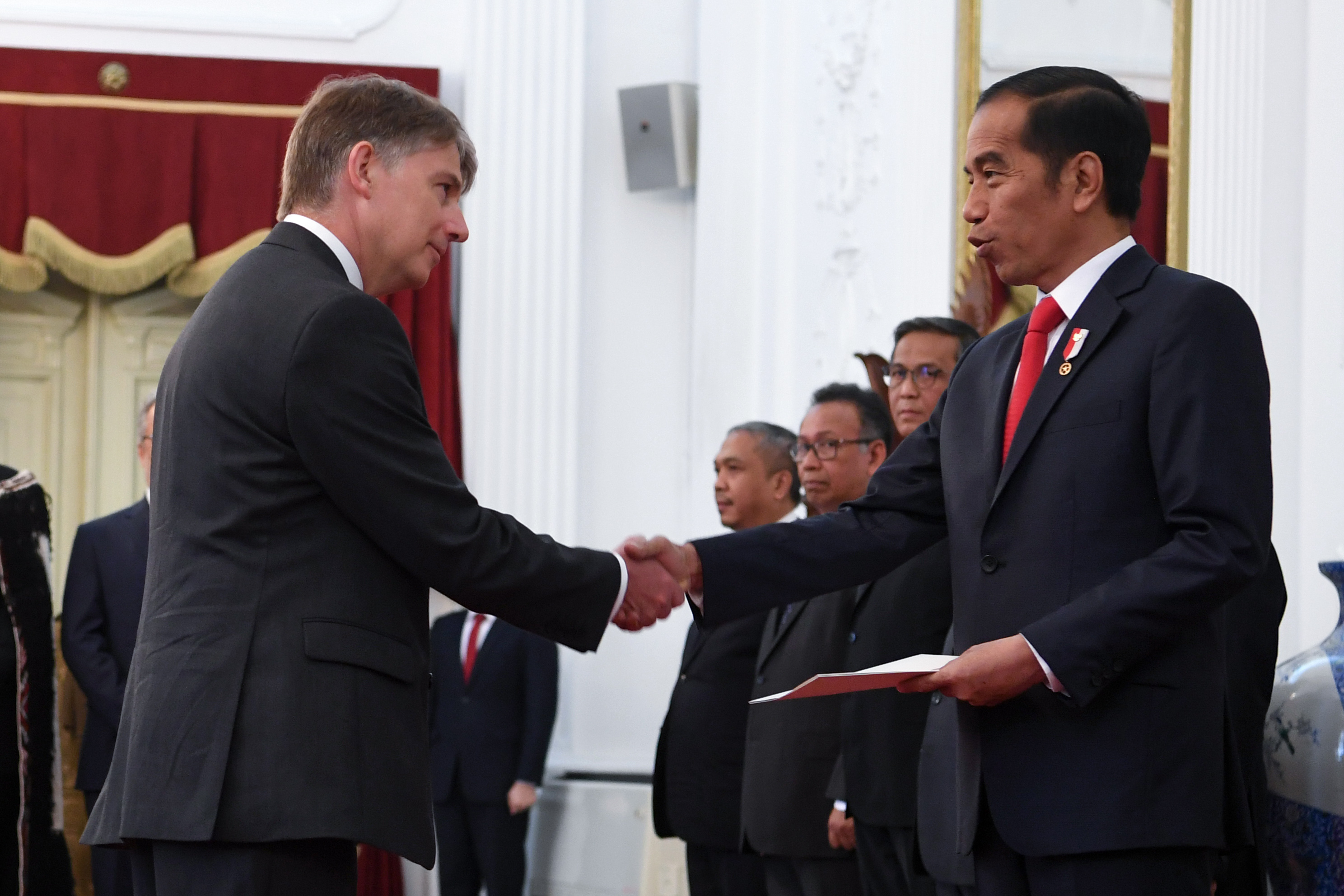 Presiden Joko Widodo menerima surat kepercayaan dari Dubes Inggris dan Irlandia Utara untuk Indonesia Owen John Jenkins, 2019.