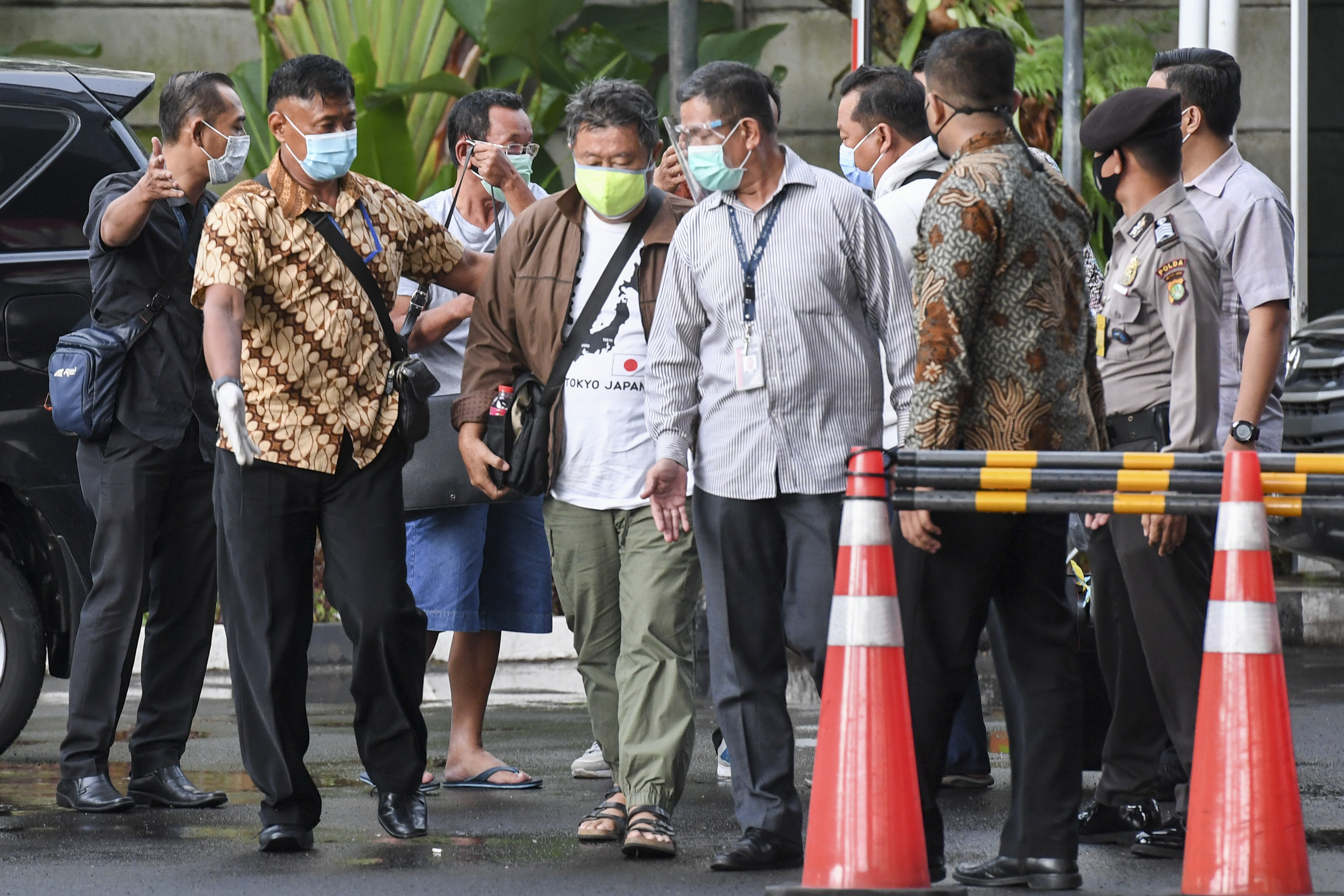 KPK membawa sejumlah orang dalam OTT terhadap Bupati Banggai Laut