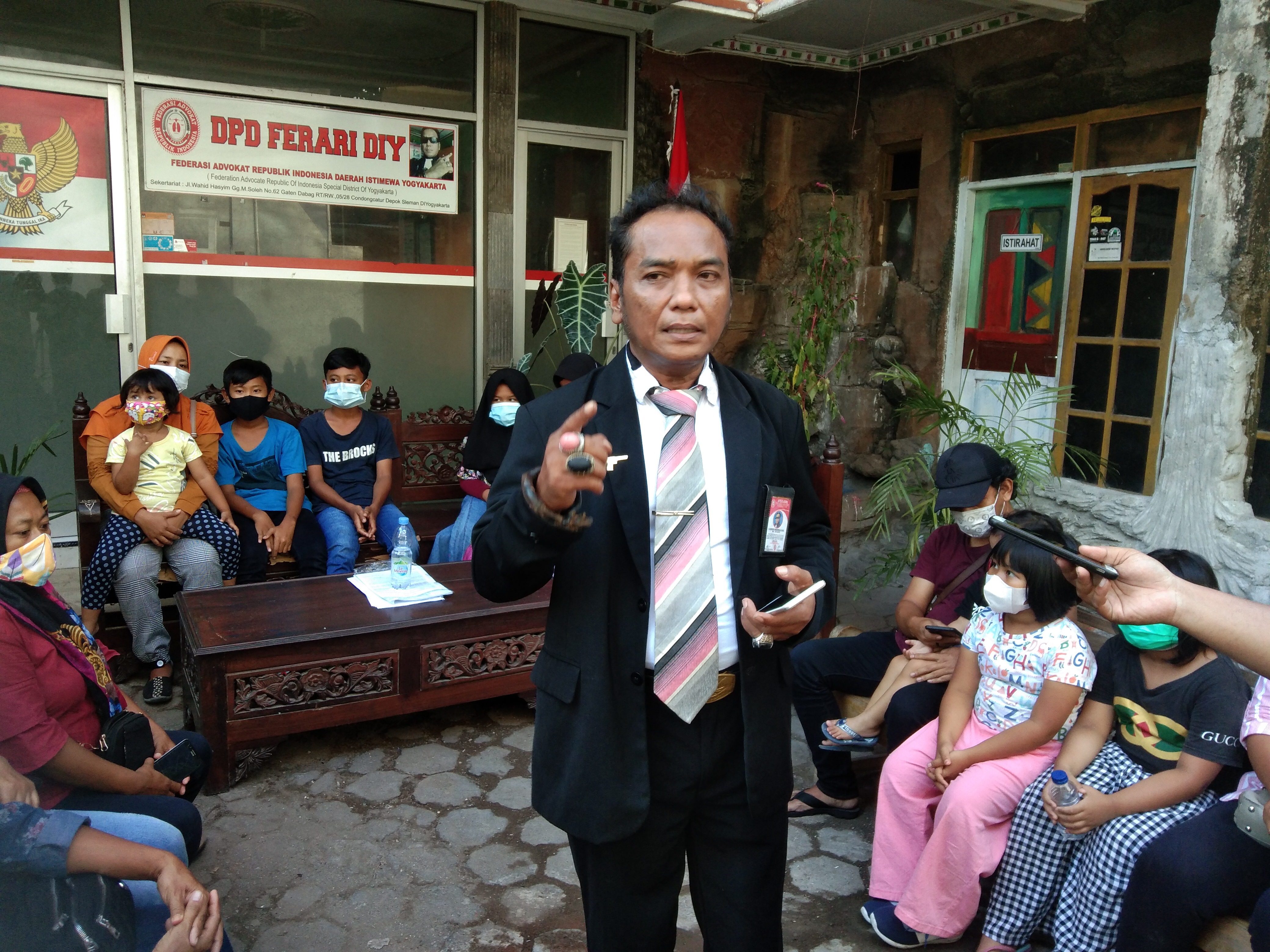 Pengacara Rohmidi Srikumara kedatangan keluarga dari dua terdakwa dituduh menganiaya pencuri.