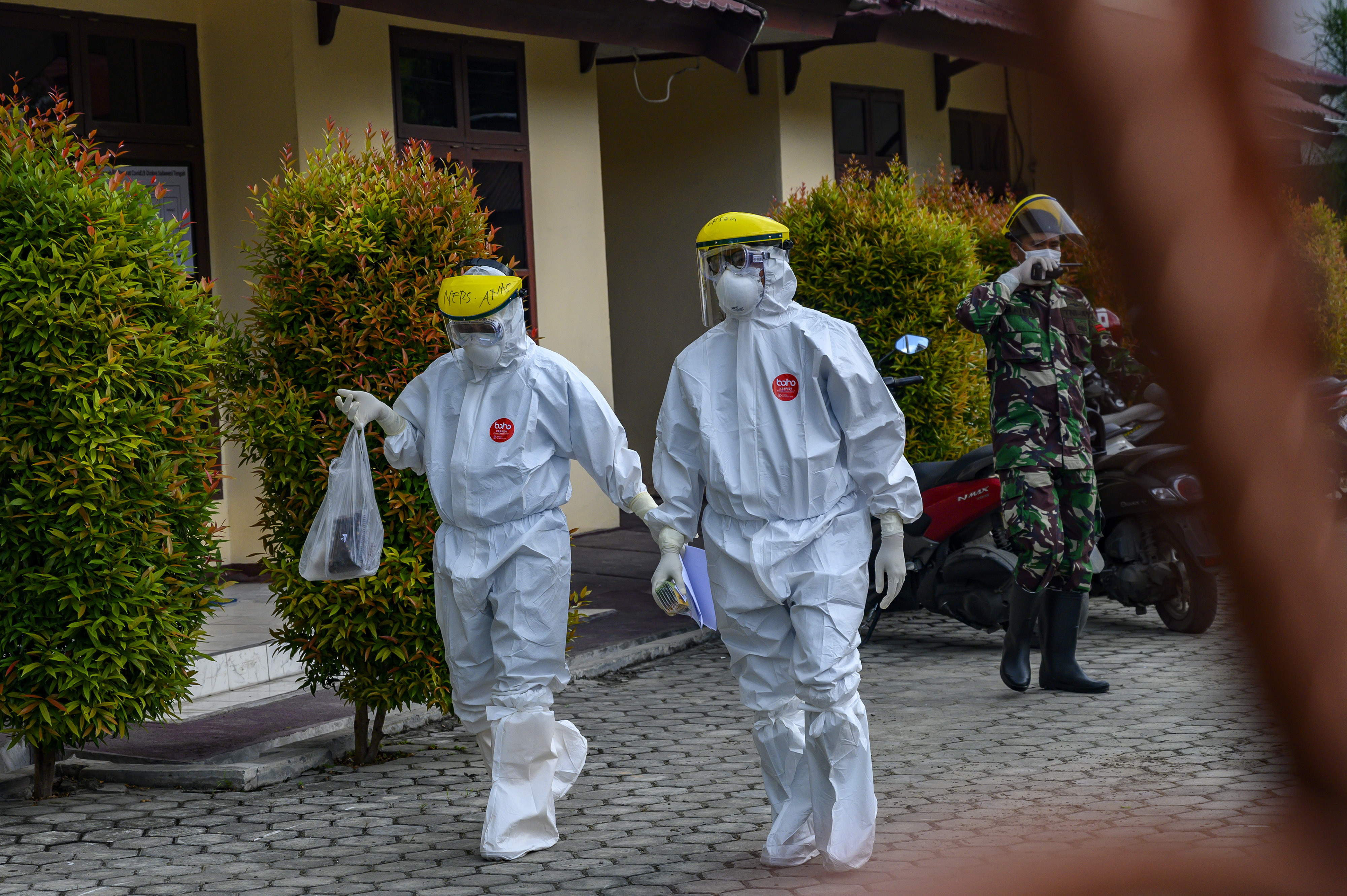 Petugas medis berjalan menuju ruang perawatan di Rumah Sakit Darurat Covid-19, Palu, Sulawesi Tengah, 
