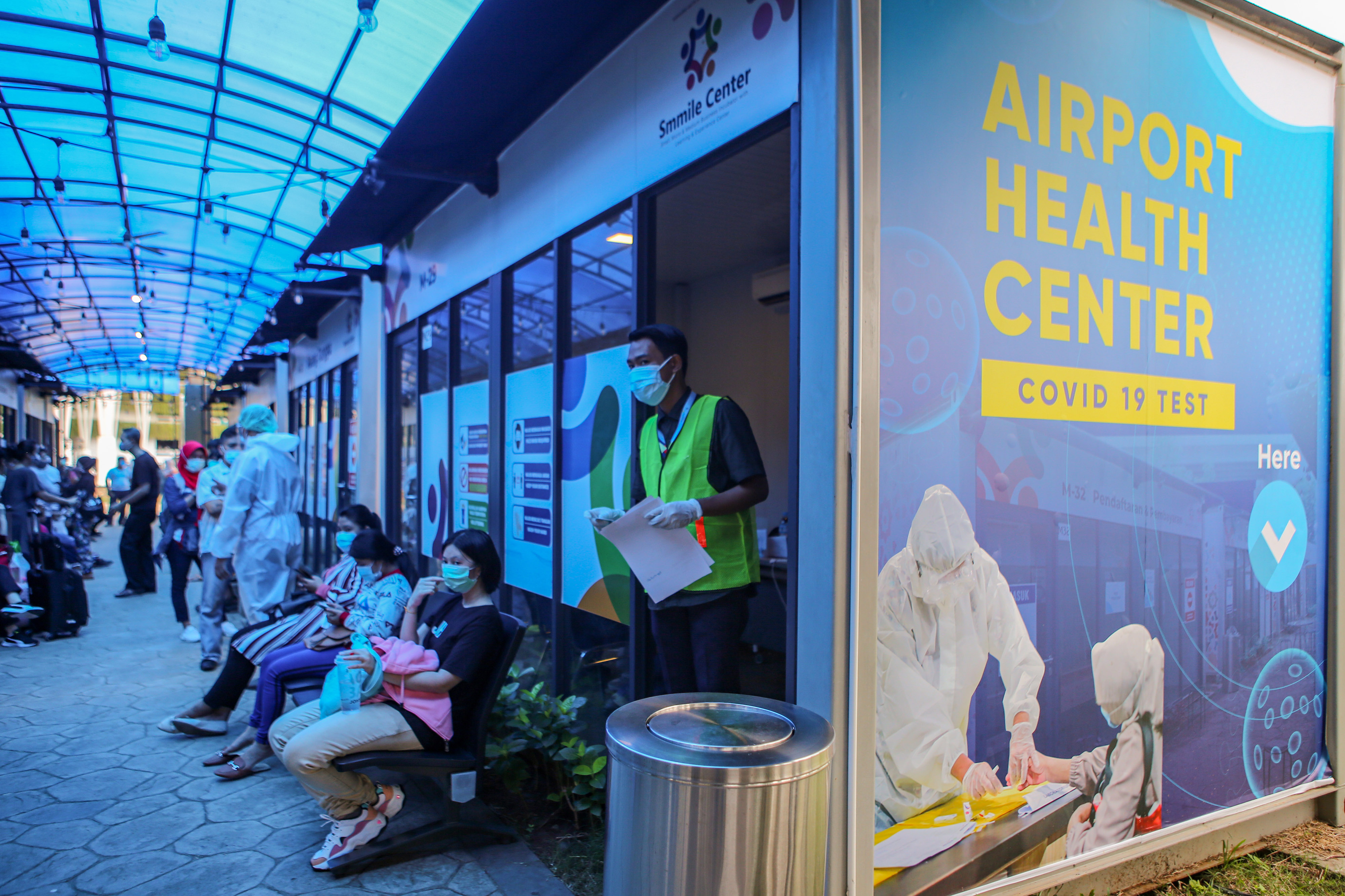 Petugas melayani calon penumpang pesawat saat mengikuti tes cepat COVID-19 di area Terminal 3 Bandara Soekarno Hatta, Tangerang, Banten,  