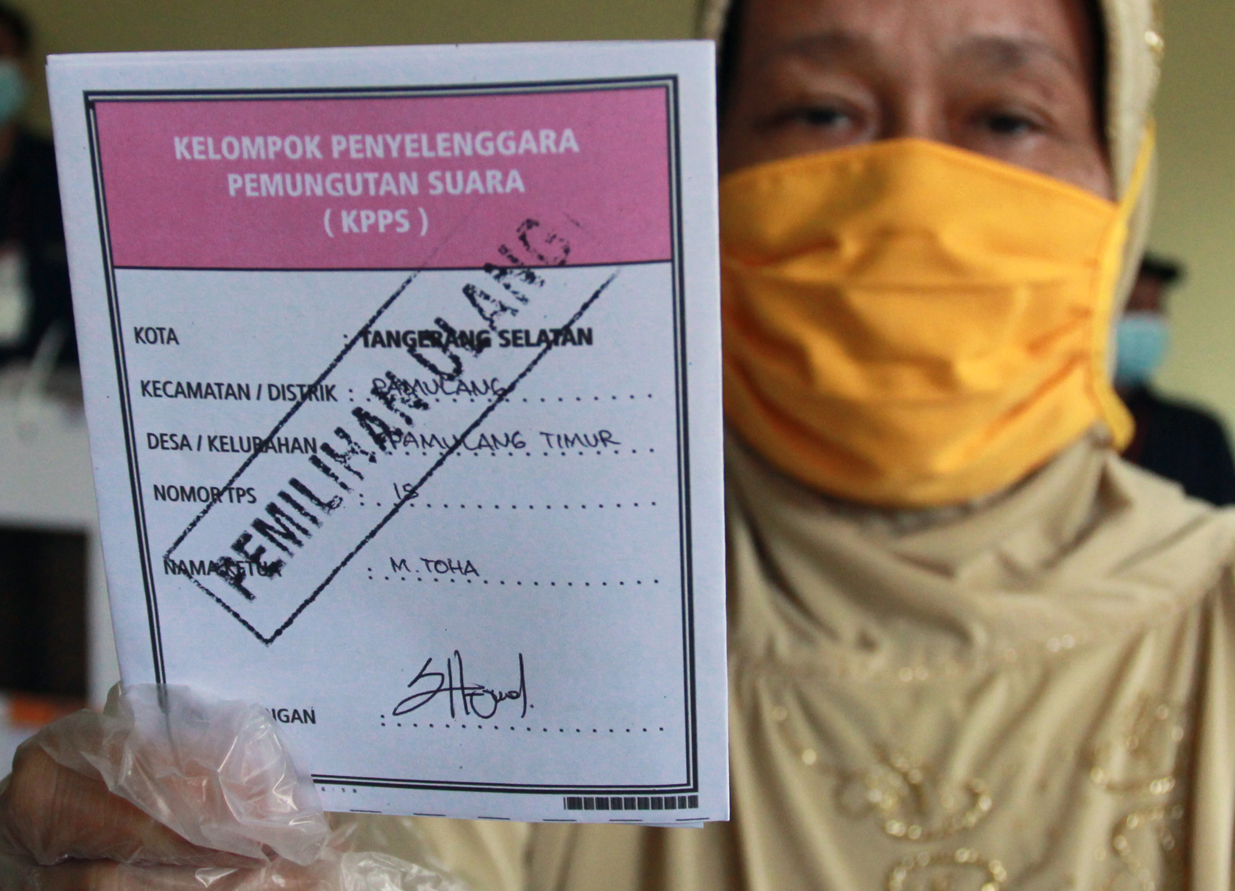 Pemilih menunjukkan surat suara pemilihan ulang di Pilkada Tangsel