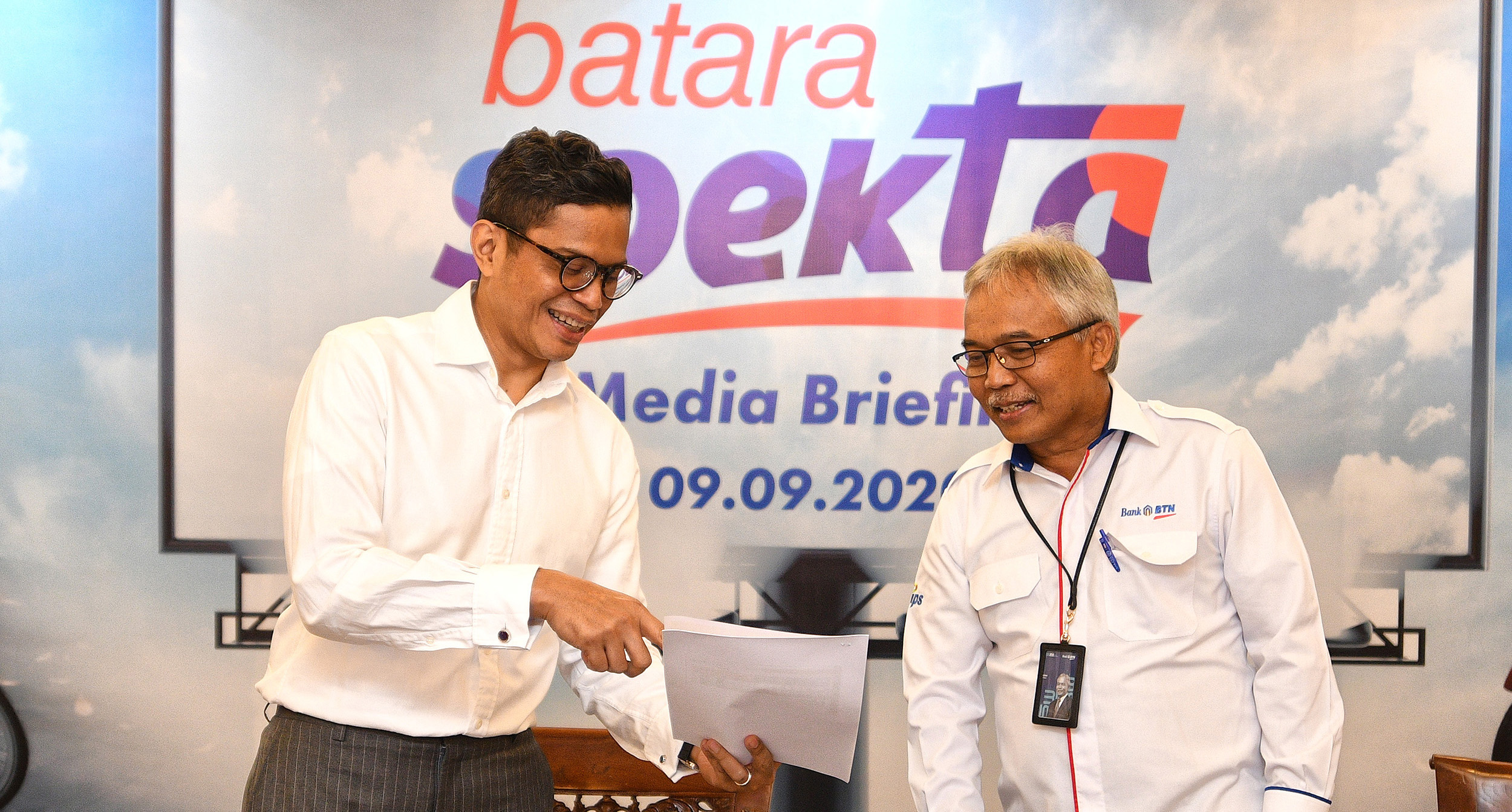 BATARA SPEKTA SEGERA DILUNCURKAN : Direktur Utama PT Bank Tabungan Negara (Persero) Tbk Pahala Nugraha Mansury (kiri) 