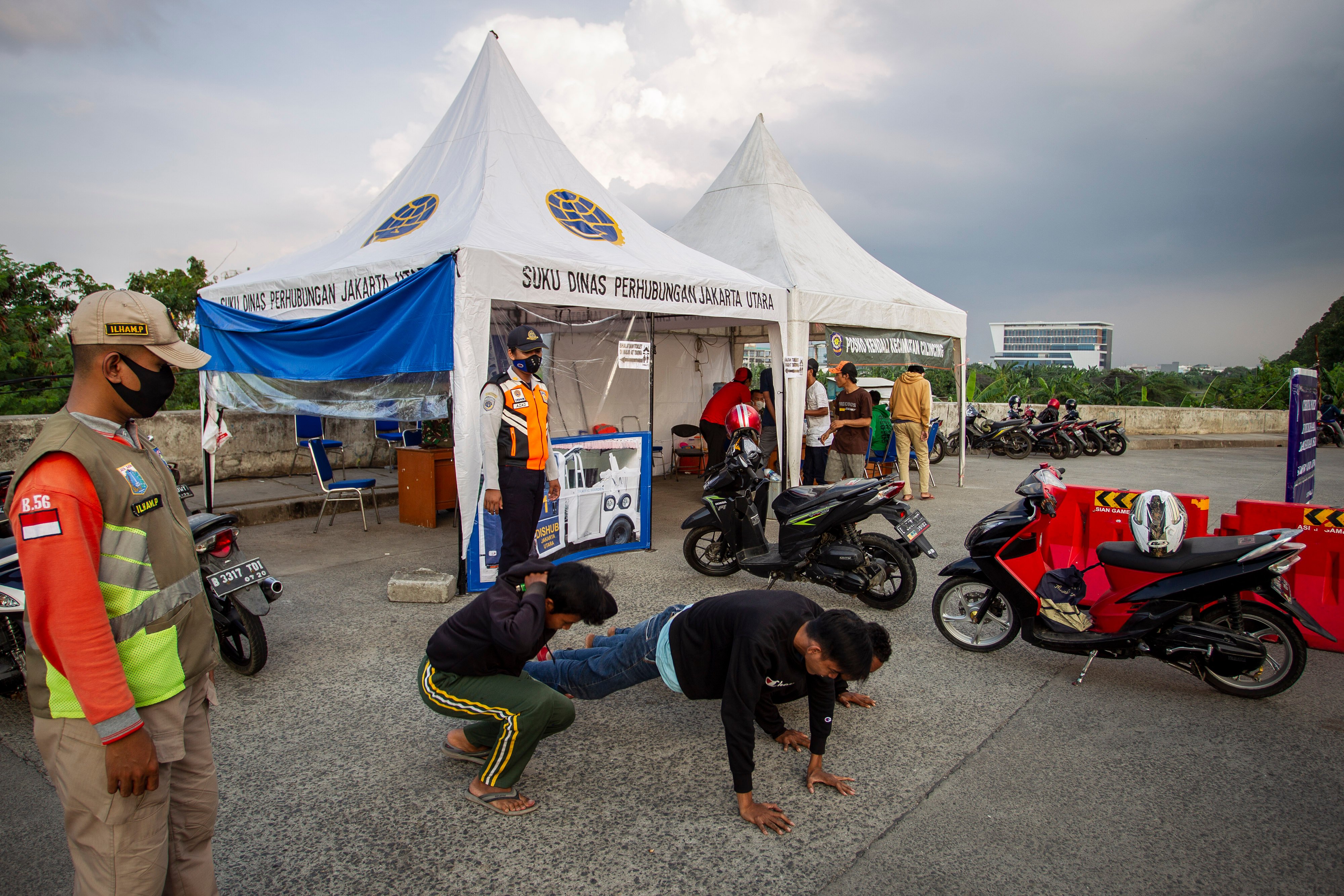 Ilustrasi posko penyekatan kendaraan