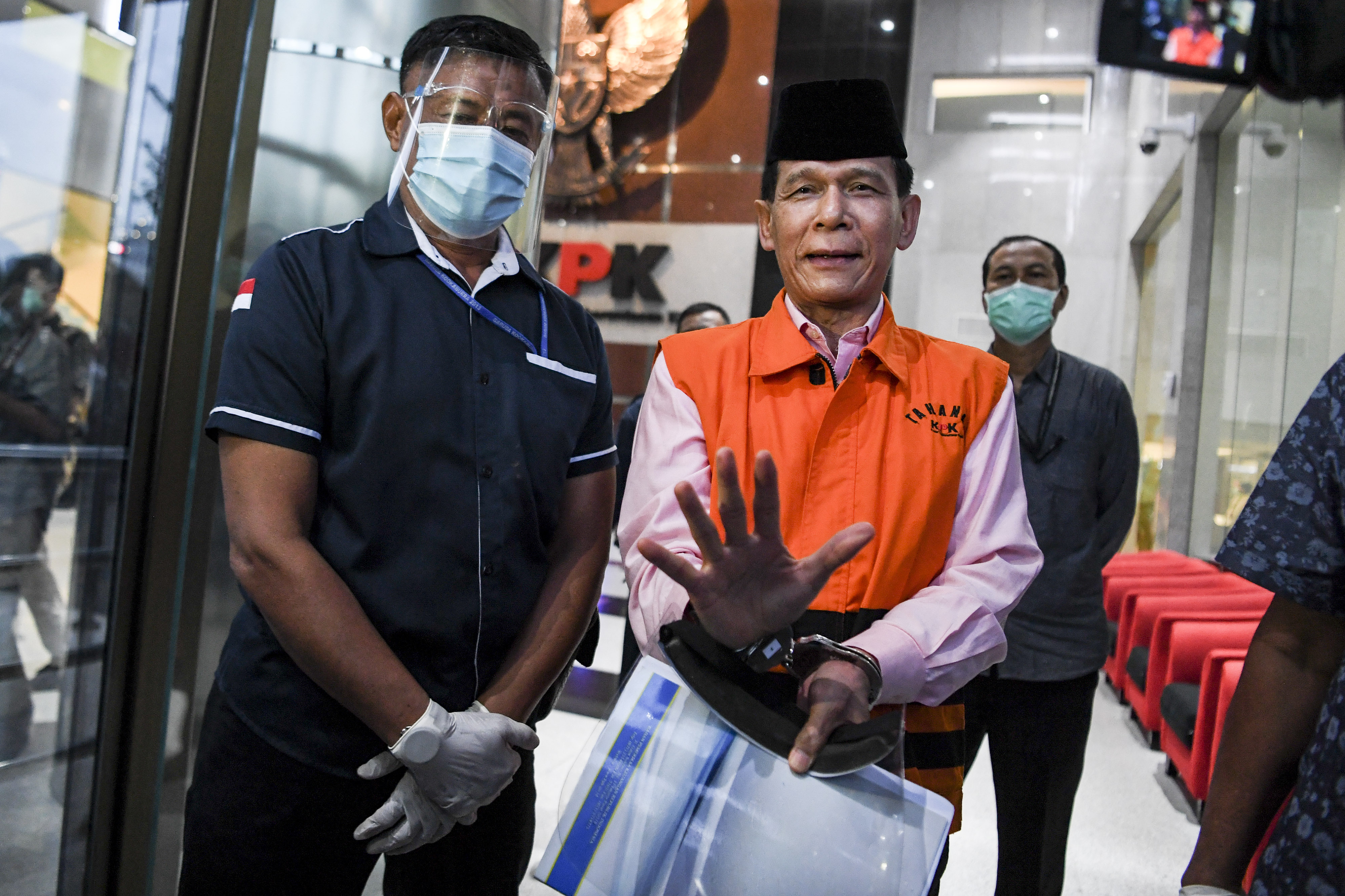 Mantan anggota Badan Pemeriksa Keuangan Rizal Djalil  mengenakan rompi tahanan seusai diperiksa di gedung KPK, Jakarta, Kamis (3/12/2020).