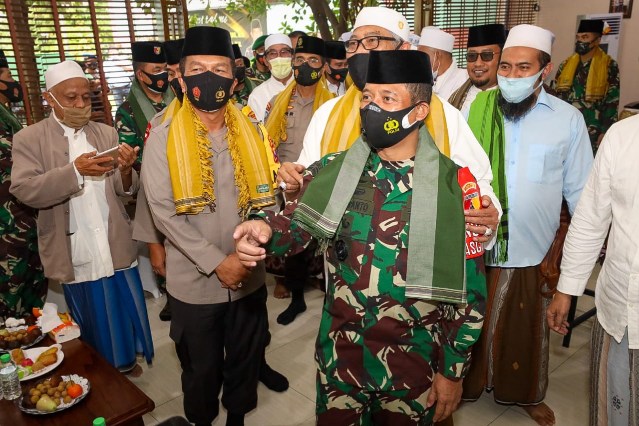 Kapolda Jatim Irjen Nico Afinta dan Pangdam Brawijaya bersilaturahmi dengan ulama. 