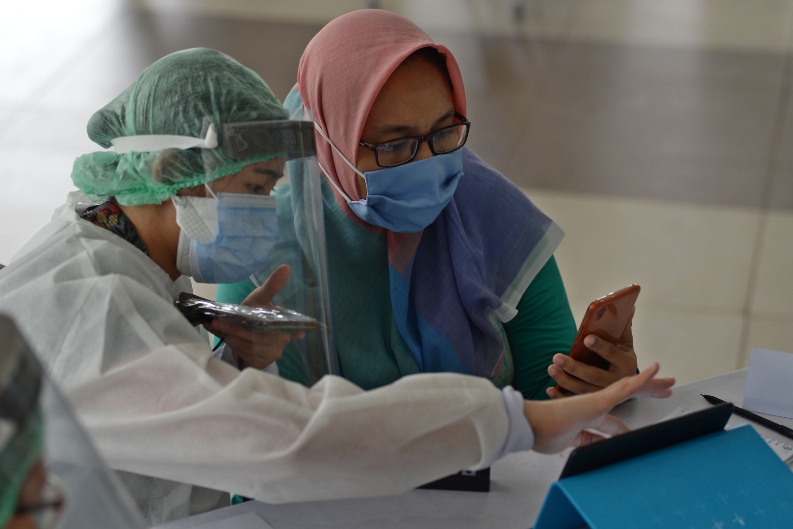 Petugas membantu warga menghubungi kerabatnya yang dirawat melalui layanan panggilan video di RSUPN Dr Cipto Mangunkusumo, Jakarta.