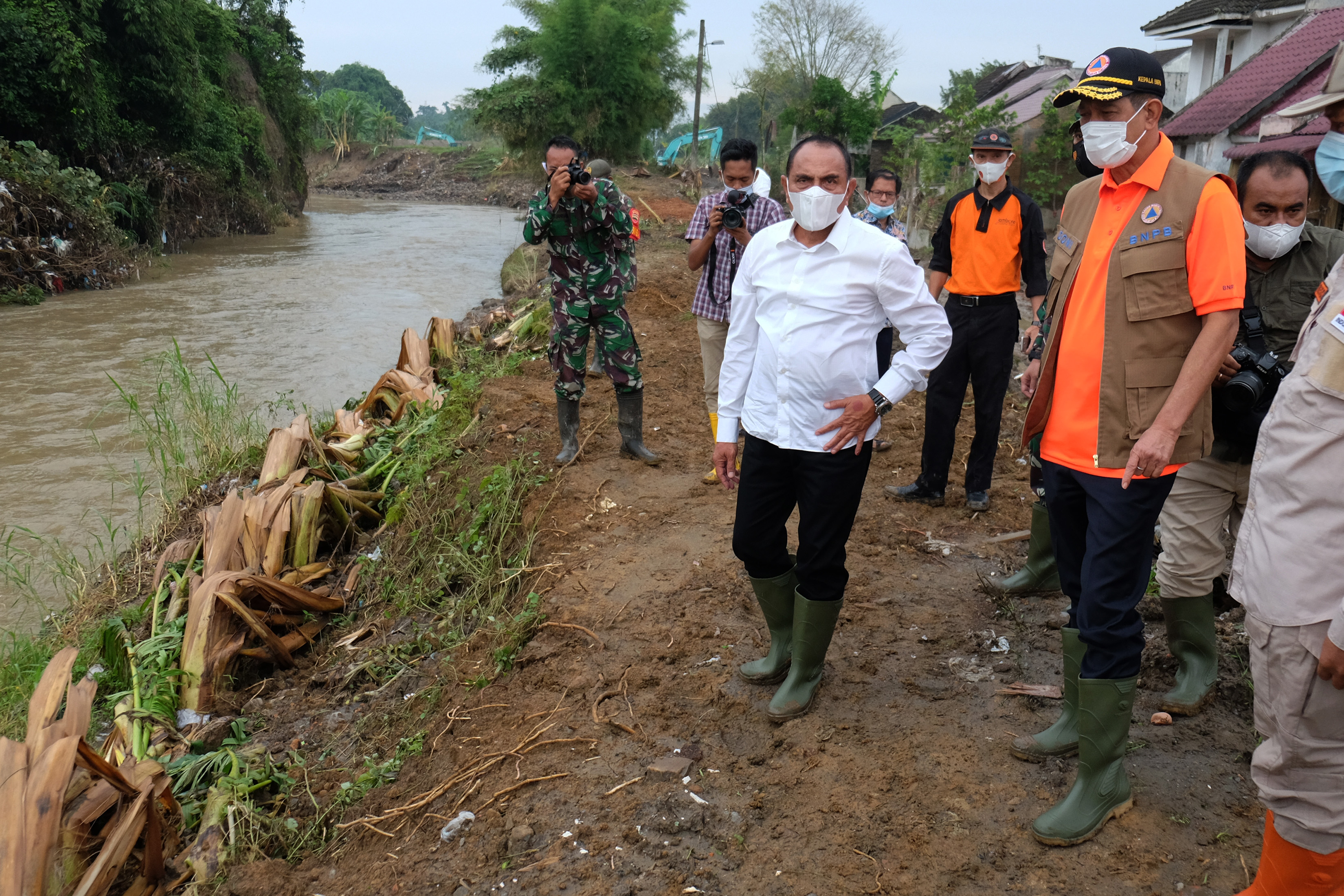 Tinjau Banjir Deli Serdang, Kepala BNPB Serahkan Rp500 Juta