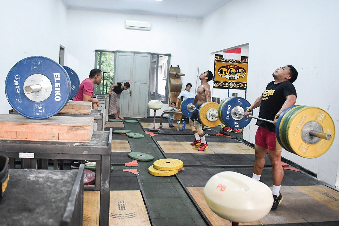 PERSIAPAN LIFTER INDONESIA: Lifter putra Indonesia Eko Yuli Irawan (kanan) dan Deni (kedua kanan) berlatih saat menjalani program pemusatan
