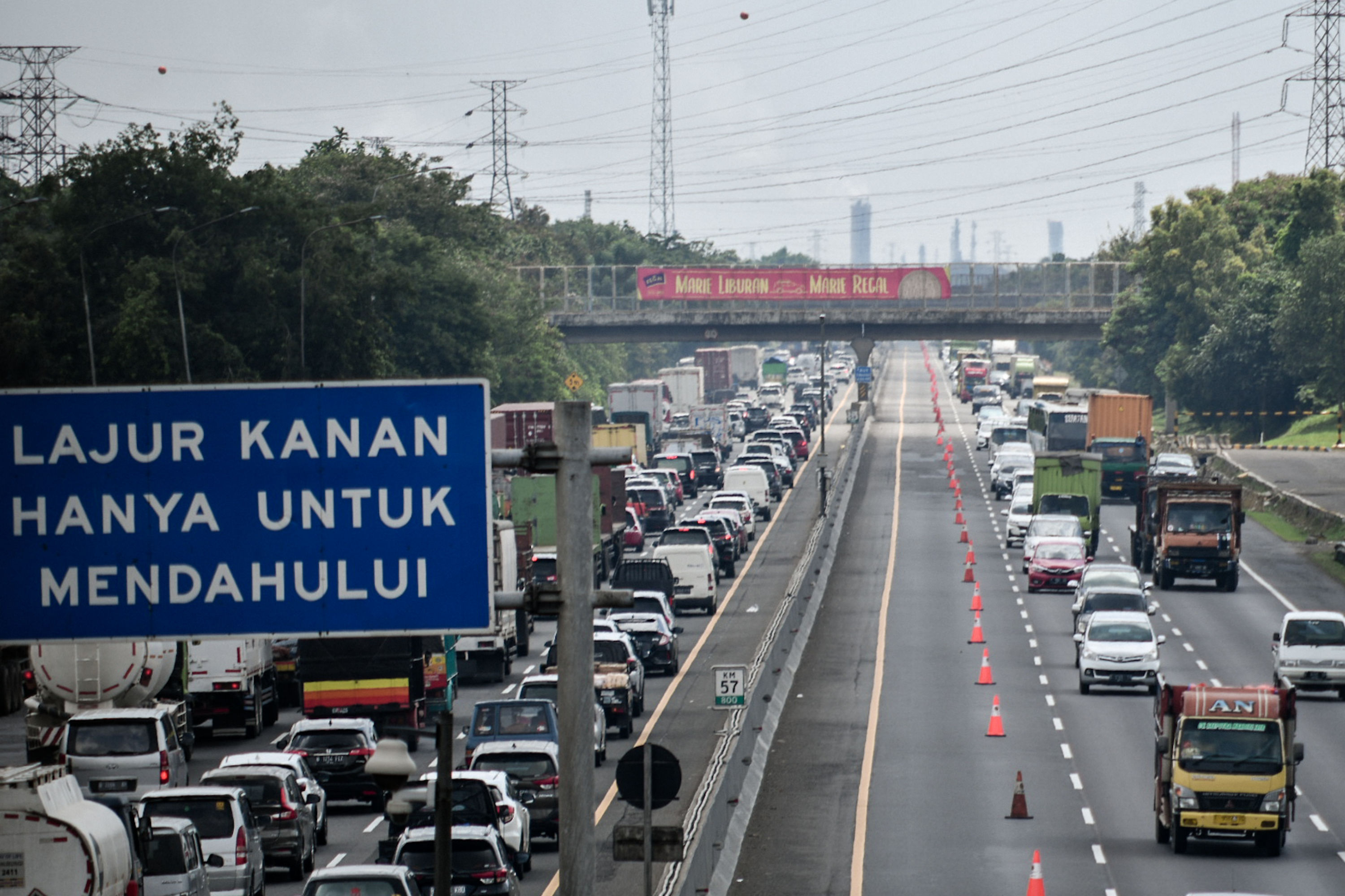 Kepadatan kendaraan di Tol Jakarta-Cikampek KM 57, Karawang, Jawa Barat saat memasuki libur Nataru.