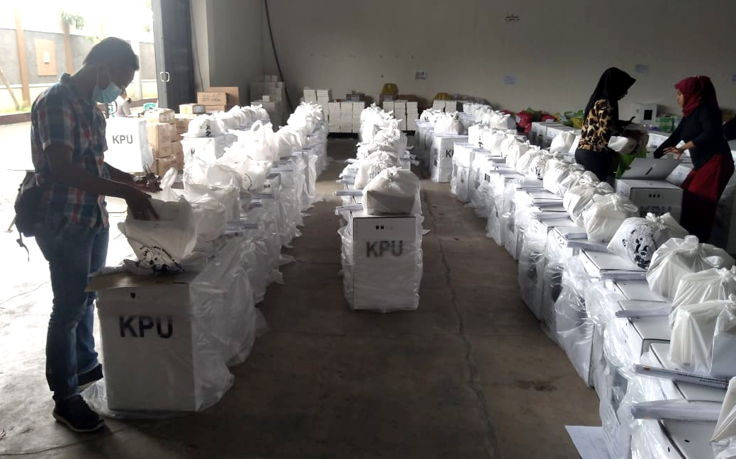 Petugas KPU Sumenep, Jawa Timur, memeriksa logistik Pilkada yang akan dikirim ke tiga wilayah kepulauan.