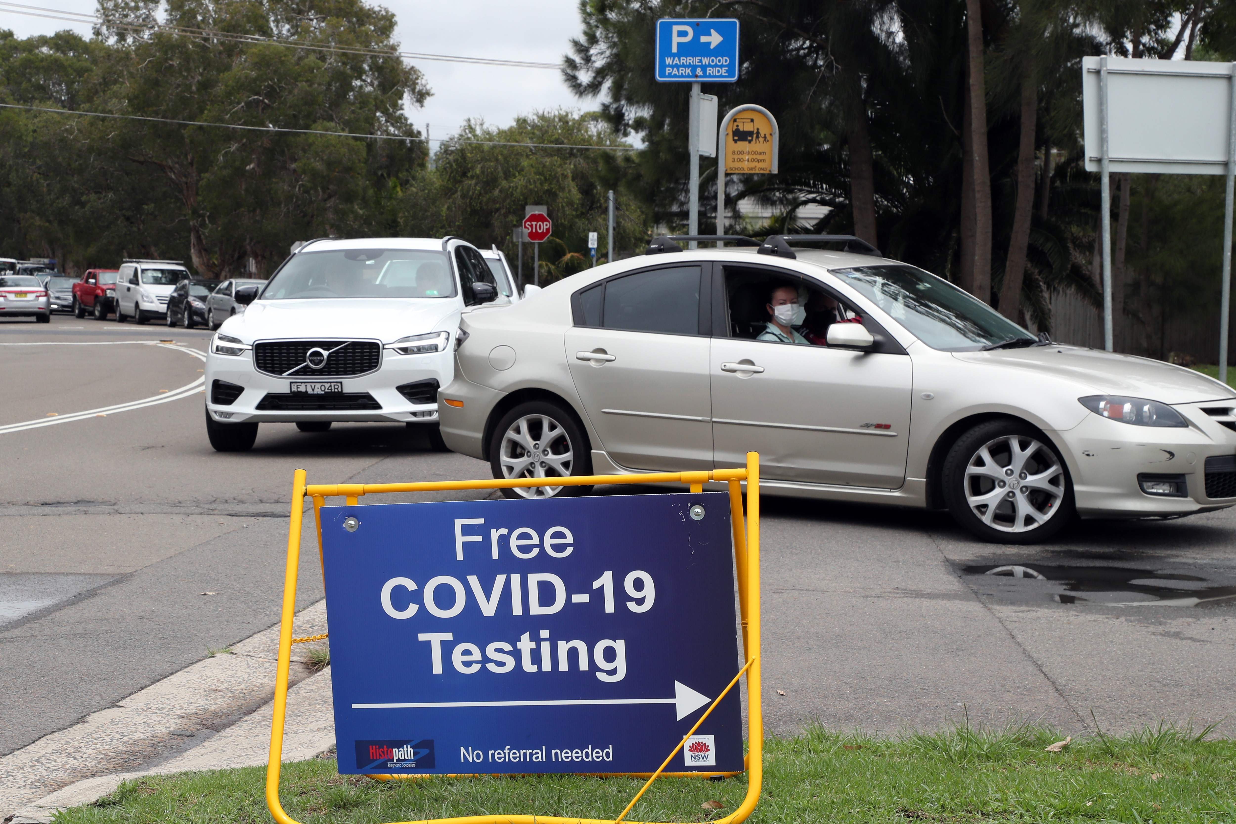 Penduduk pantai utara mengantri untuk tes Covid-19 di pusat pengujian pinggir jalan di Sydney pada 20 Desember 2020