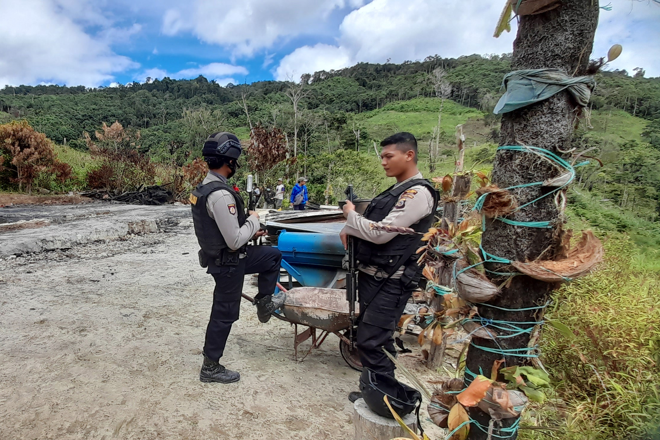 Polisi melakukan pengamanan di sekitar perkampungan yang menjadi lokasi penyerangan yang diduga dilakukan kelompok teroris MIT Ali Kalora