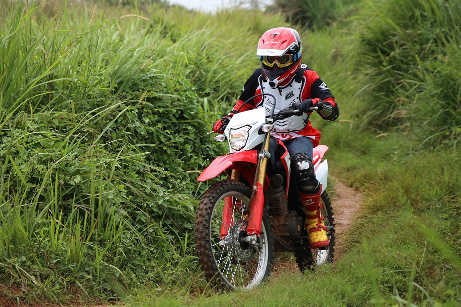 Naik Motor di Lintasan Off Road, Ini Perlengkapan Wajibnya