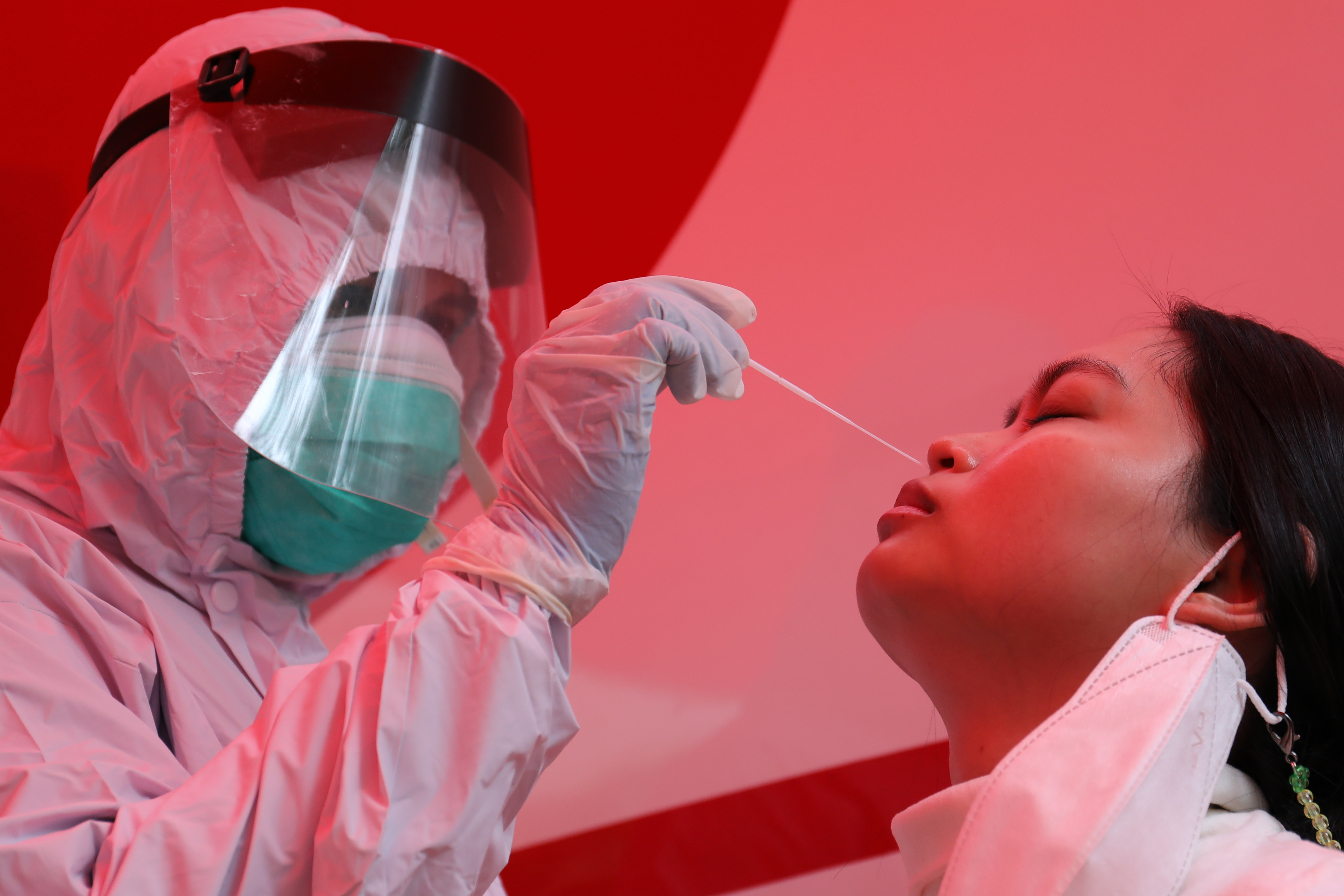 Warga DKI Jakarta melakukan swab Antigen, Senin (23/11/2020). 