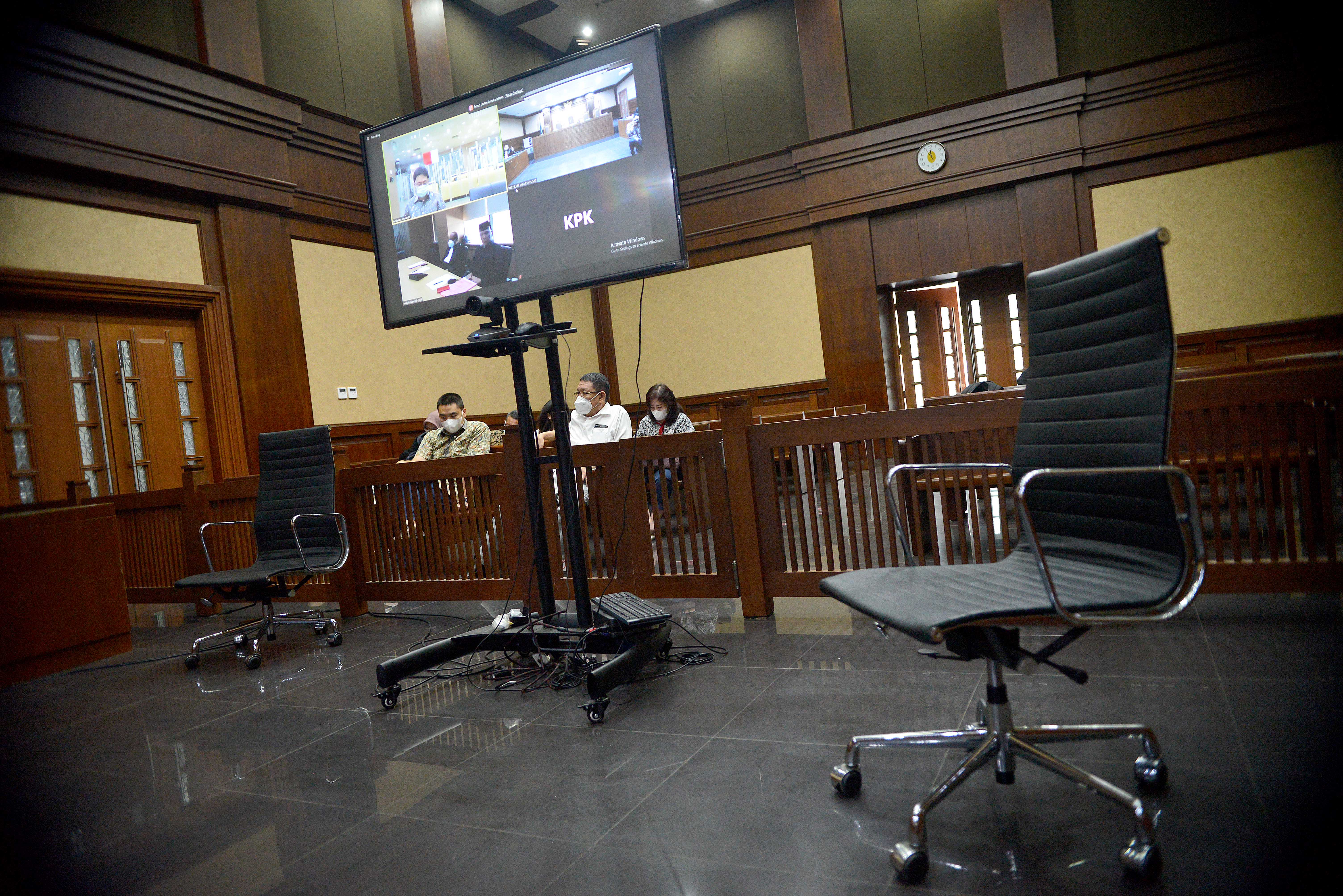 Terdakwa mantan anggota BPK Rizal Djalil dan penyuap Leonardo Jusminarta Prasetyo menjalani sidang perdana secara virtual.