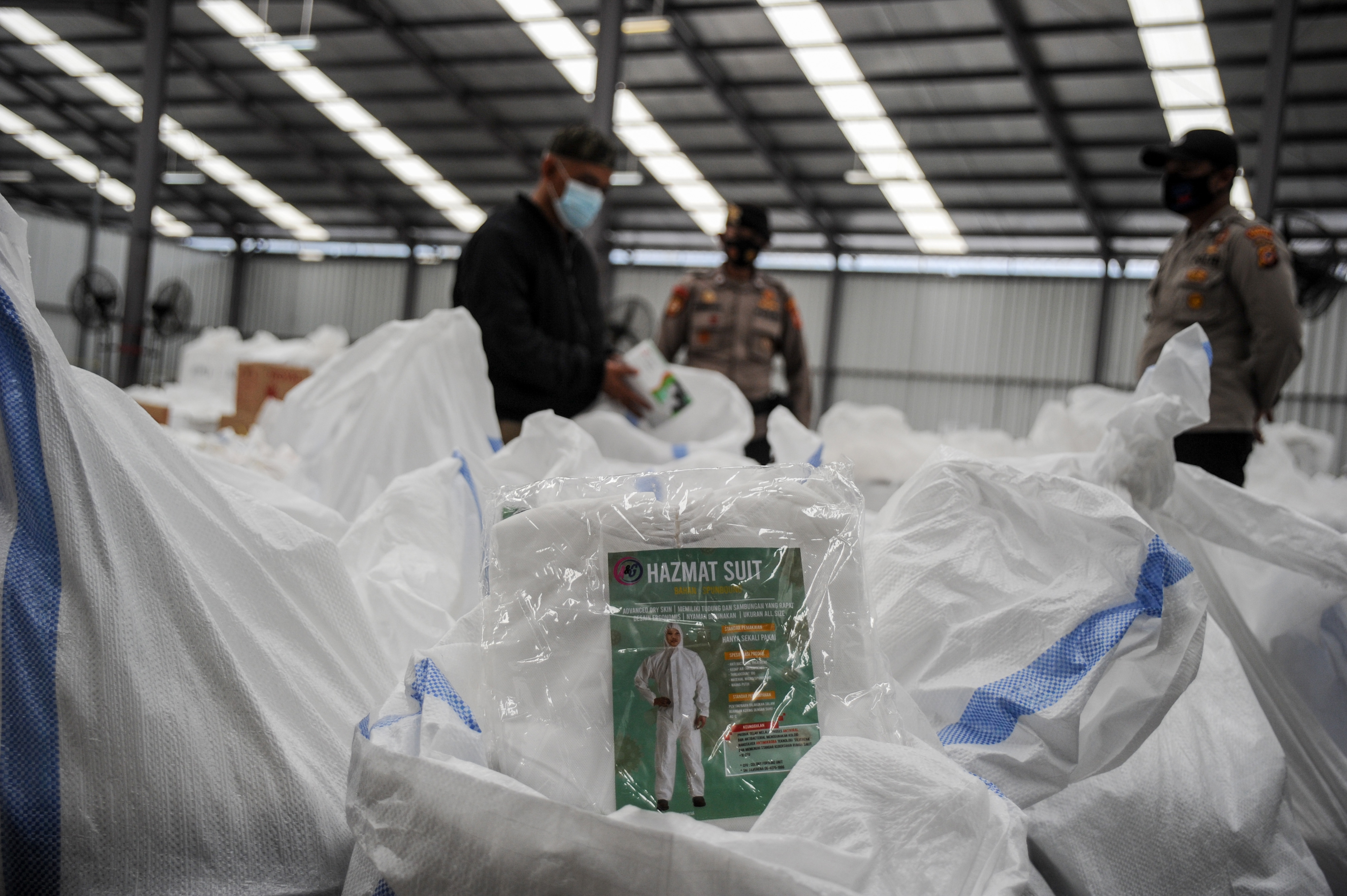Penyaluran logistk protokol kesehatan Pilkada di Kabupaten Bandung