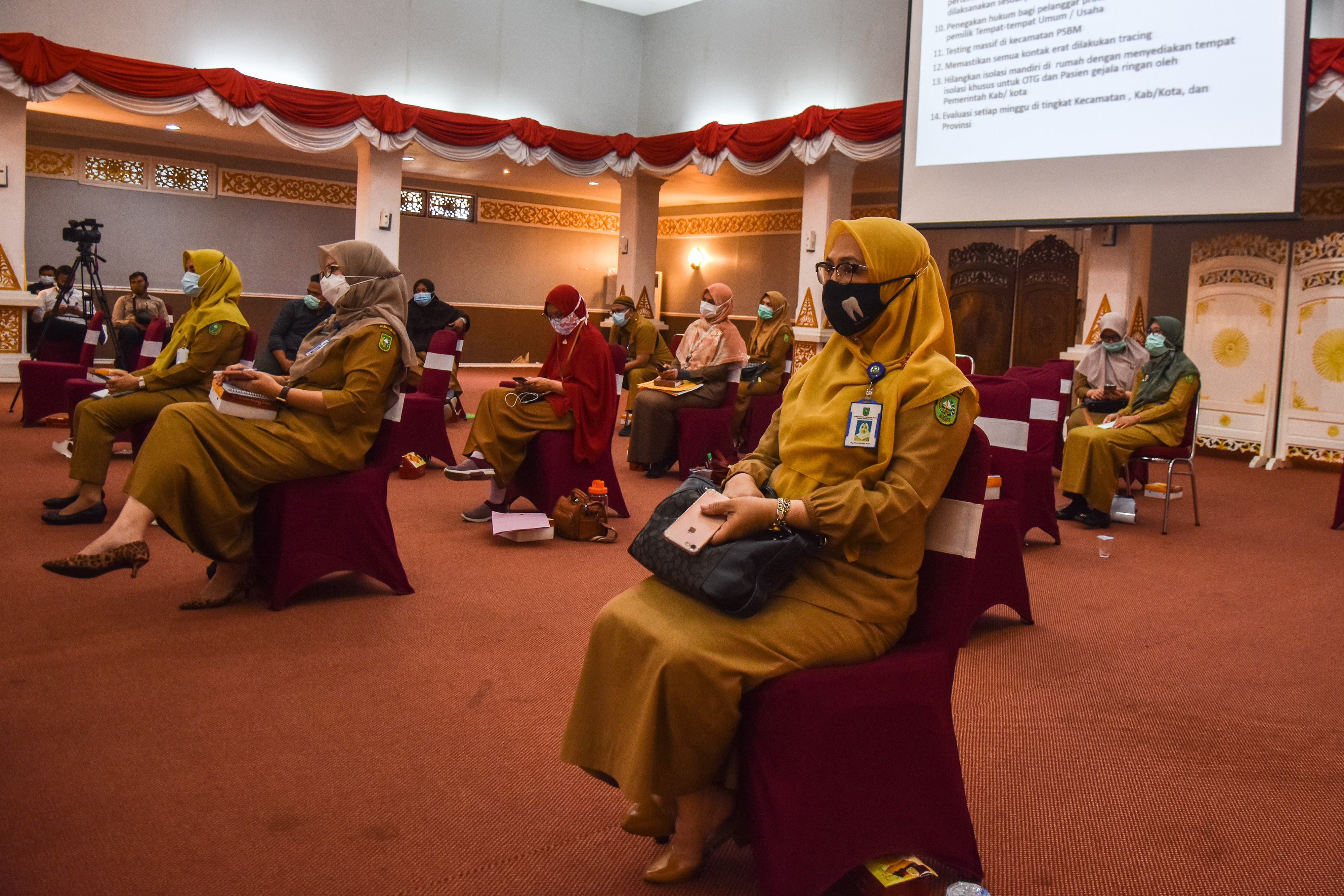 ANTISIPASI KLASTER COVID-19 PERKANTORAN PEMERINTAH: Sejumlah Aparatur Sipil Negara (ASN) mengenakan masker dan menjaga jarak saat rapat pena