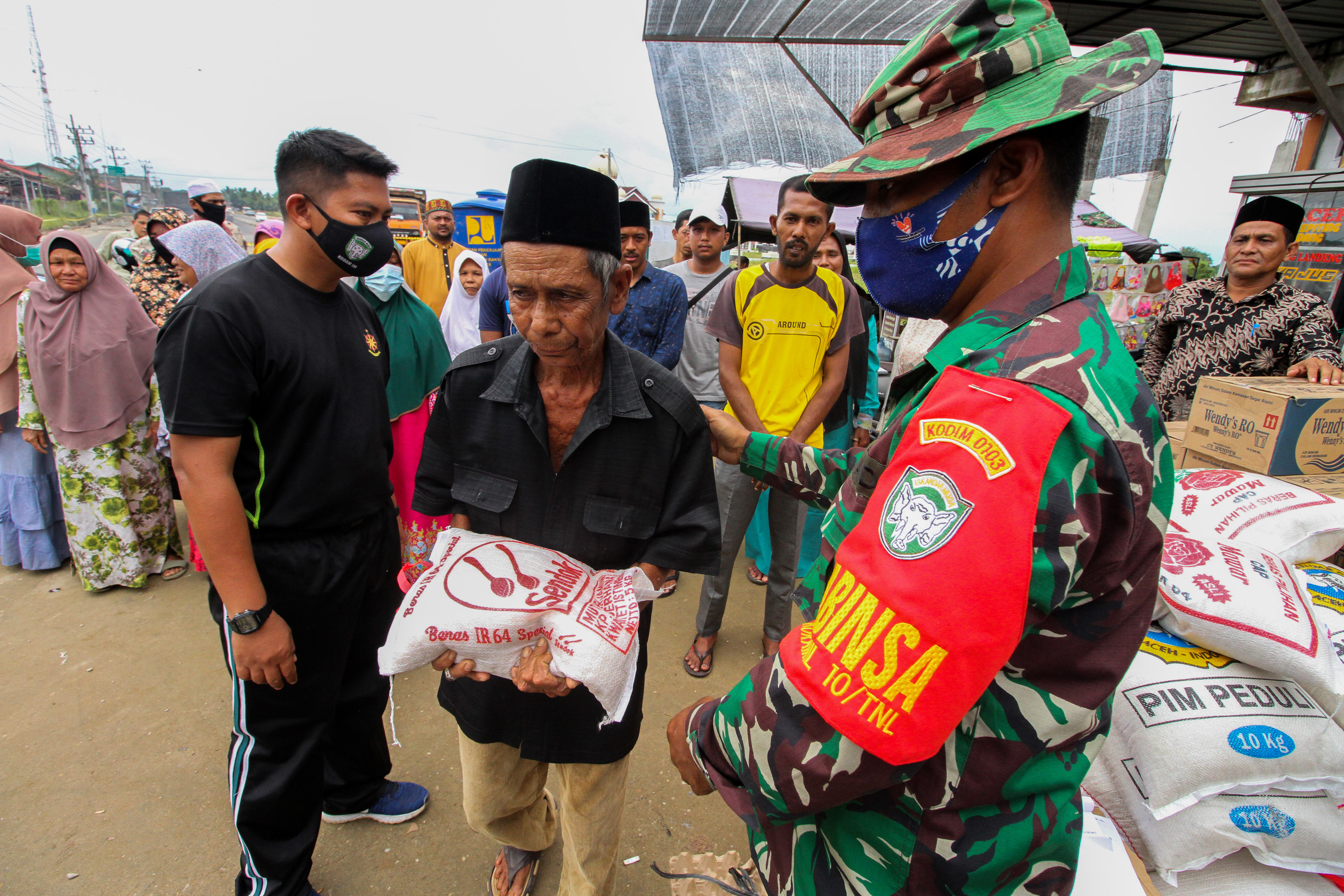  Pengungsi banjir membawa bantuan beras dari posko dapur lapangan TNI di kawasan Landeng, Aceh Utara, Aceh, Rabu (9/12/2020)