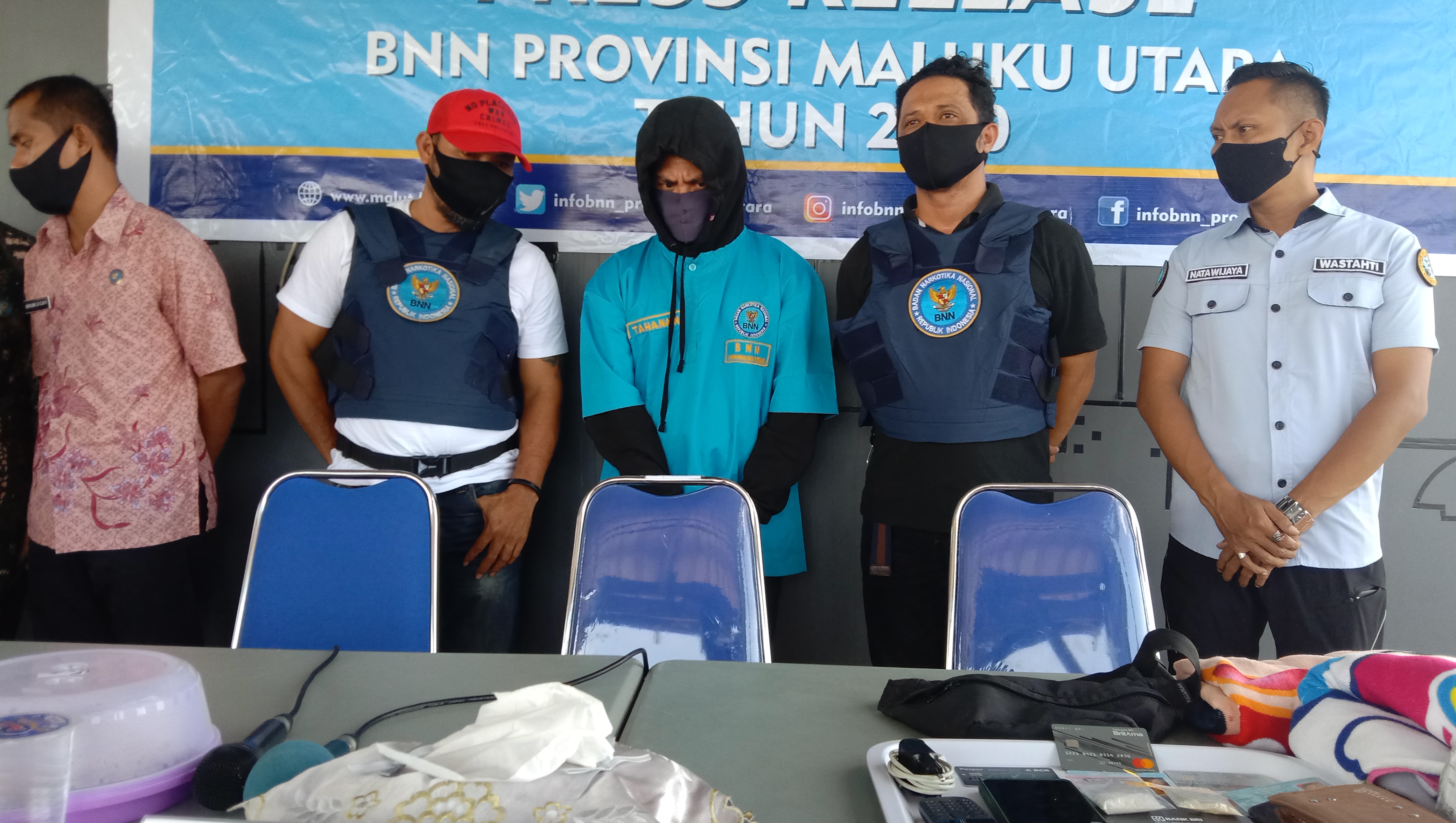 AH memakai baju tahanan warna biru muda (tengah), anggota Kepolisian di Polda Maluku Utara terlibat narkoba.