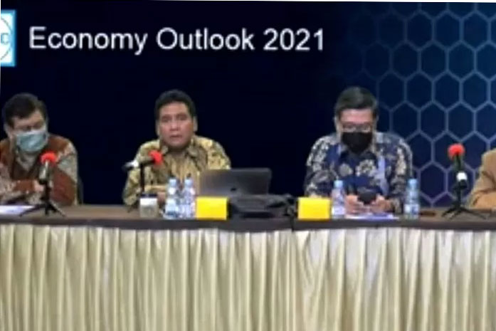 Tangkapan layar Ketua Umum APINDO, Hariyadi B. Sukamdani (kedua kiri) dalam konferensi pers outlook perekonomian Indonesia 2021 